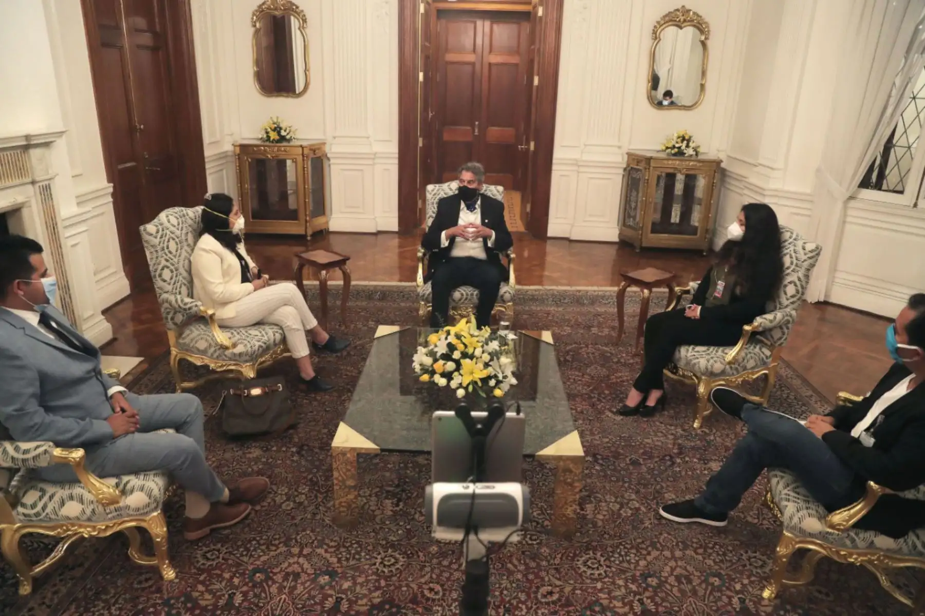 El presidente de la República, Francisco Sagasti, recibió en Palacio de Gobierno a cinco destacados jóvenes peruanos reconocidos por la revista del Instituto Tecnológico de Massachusetts, “MIT Technology Review”  por sus innovadores proyectos en tecnología. 

Foto: ANDINA/Prensa Presidencia