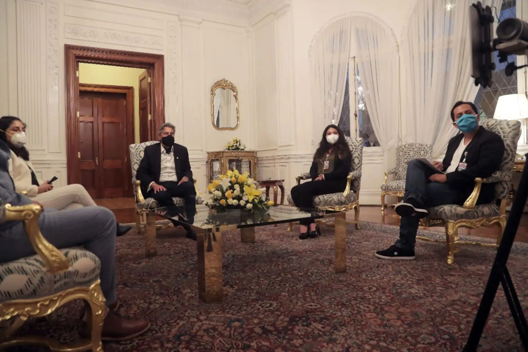 El presidente de la República, Francisco Sagasti, recibió en Palacio de Gobierno a cinco destacados jóvenes peruanos reconocidos por la revista del Instituto Tecnológico de Massachusetts, “MIT Technology Review”  por sus innovadores proyectos en tecnología. 

Foto: ANDINA/Prensa Presidencia