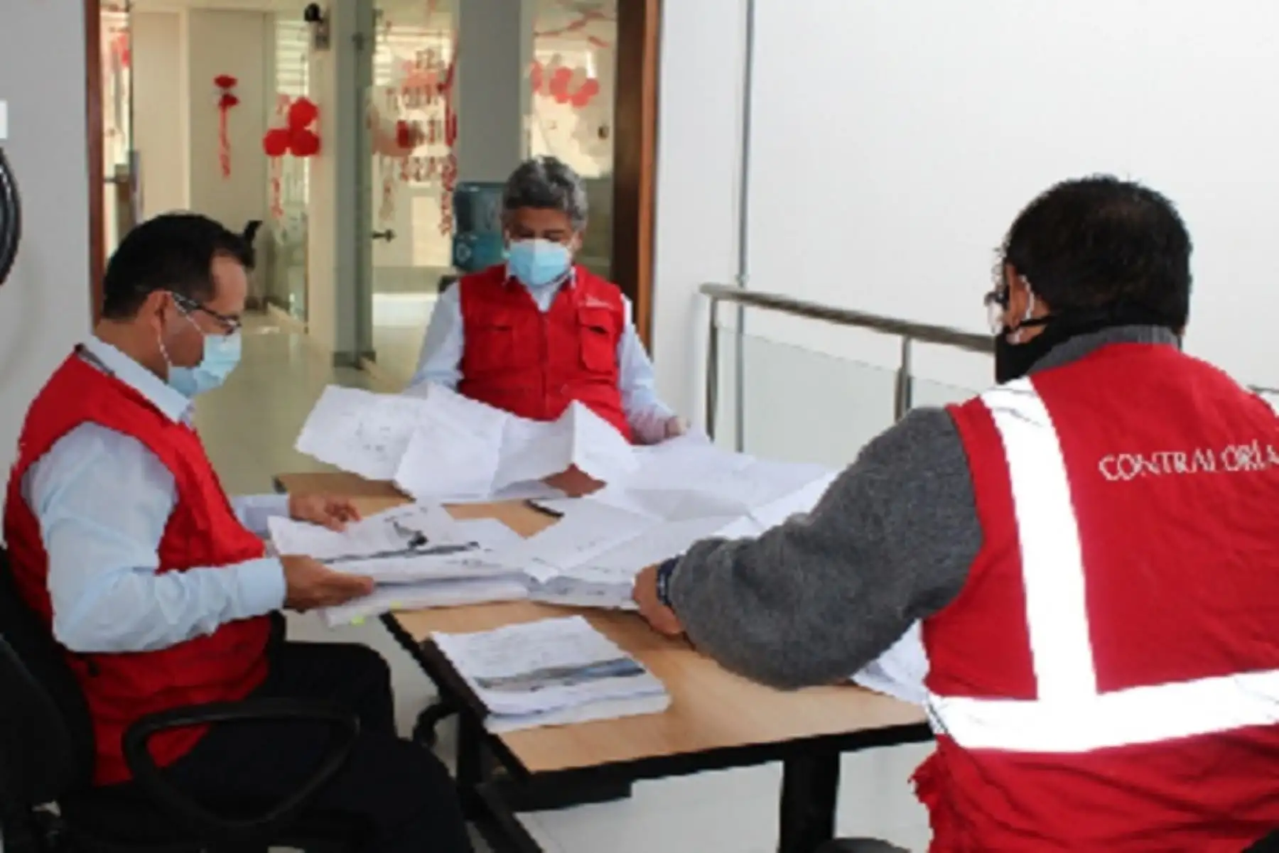 se realizaron cotizaciones sin considerar las condiciones y características de las especificaciones técnicas y sin establecer las cantidades exactas de los productos de primera necesidad de la canasta familiar.