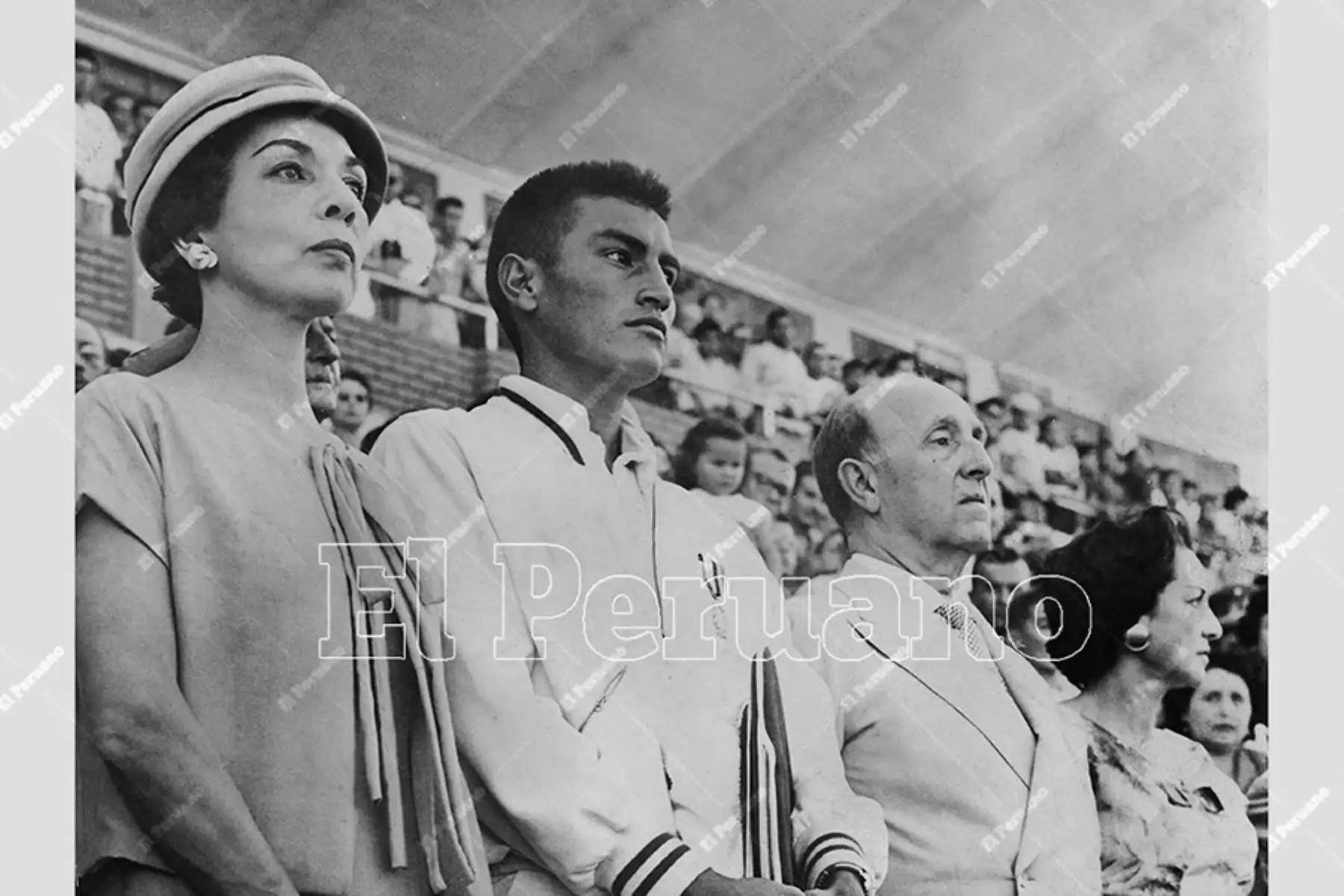 Lima - 22 marzo 1959 / El campeón Alejandro Olmedo en medio del presidente Manuel Prado y su esposa Clorinda Málaga de Prado, escucha el Himno Nacional en el homenaje que se le tributó en el Estadio Nacional.  
Foto: Archivo Histórico de El Peruano