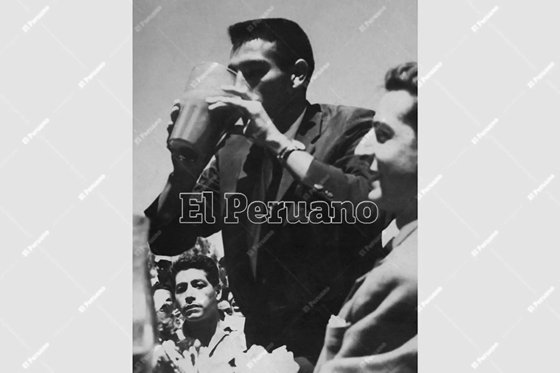 Arequipa - 23 marzo 1959 / La Ciudad Blanca dio una entusiasta bienvenida al campeón de la Copa Davis Alejandro Olmedo quien tuvo el gesto de tomar el tradicional "bebe" de la famosa chichería "El Yaraví".  
Foto: Archivo Histórico de El Peruano
