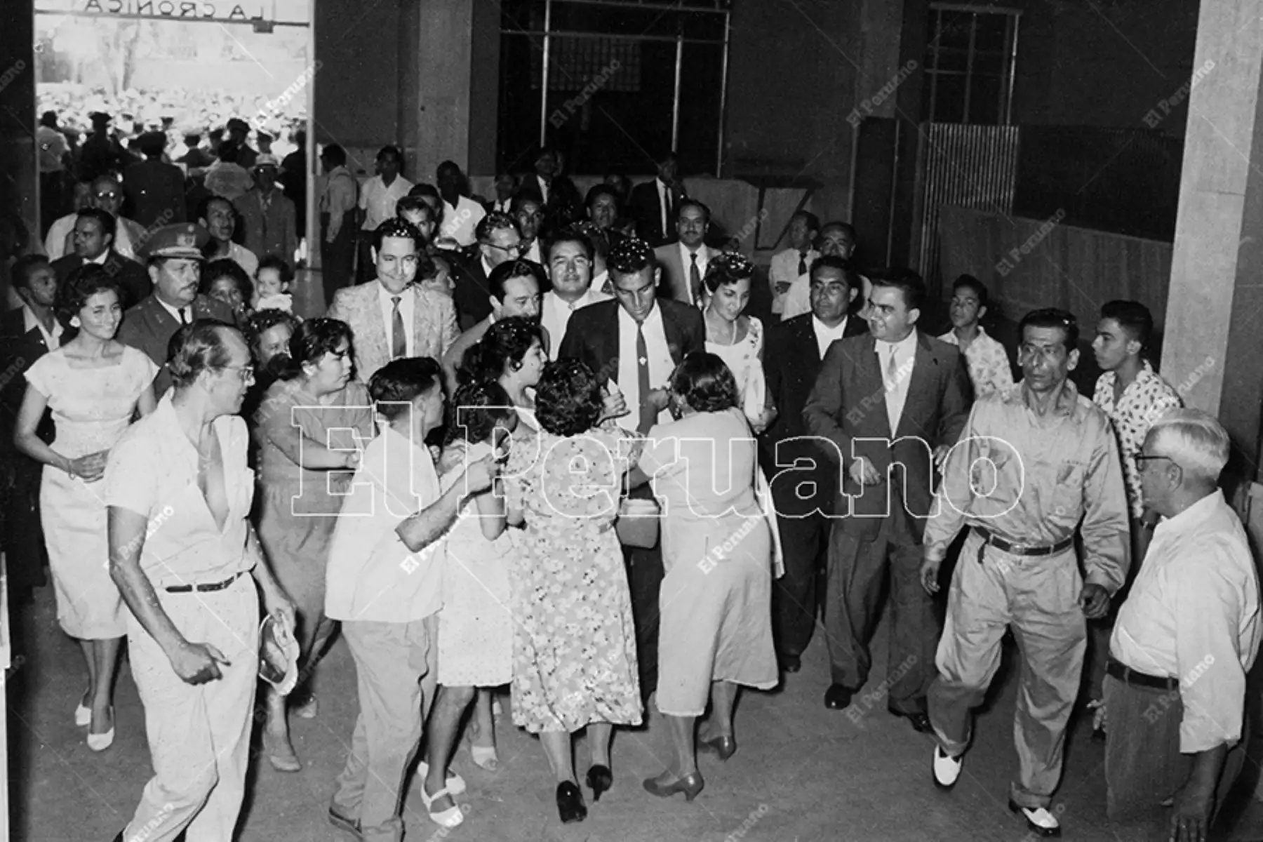 Lima - 22 marzo 1959 / Preciso momento en el que el tenista Alejandro Olmedo ingresa al edificio de La Crónica. Luego desde uno de los balcones del diario dirigiría un emocionado discurso a una multitud congregada en la evenida Tacna.  
Foto: Archivo Histórico de El Peruano