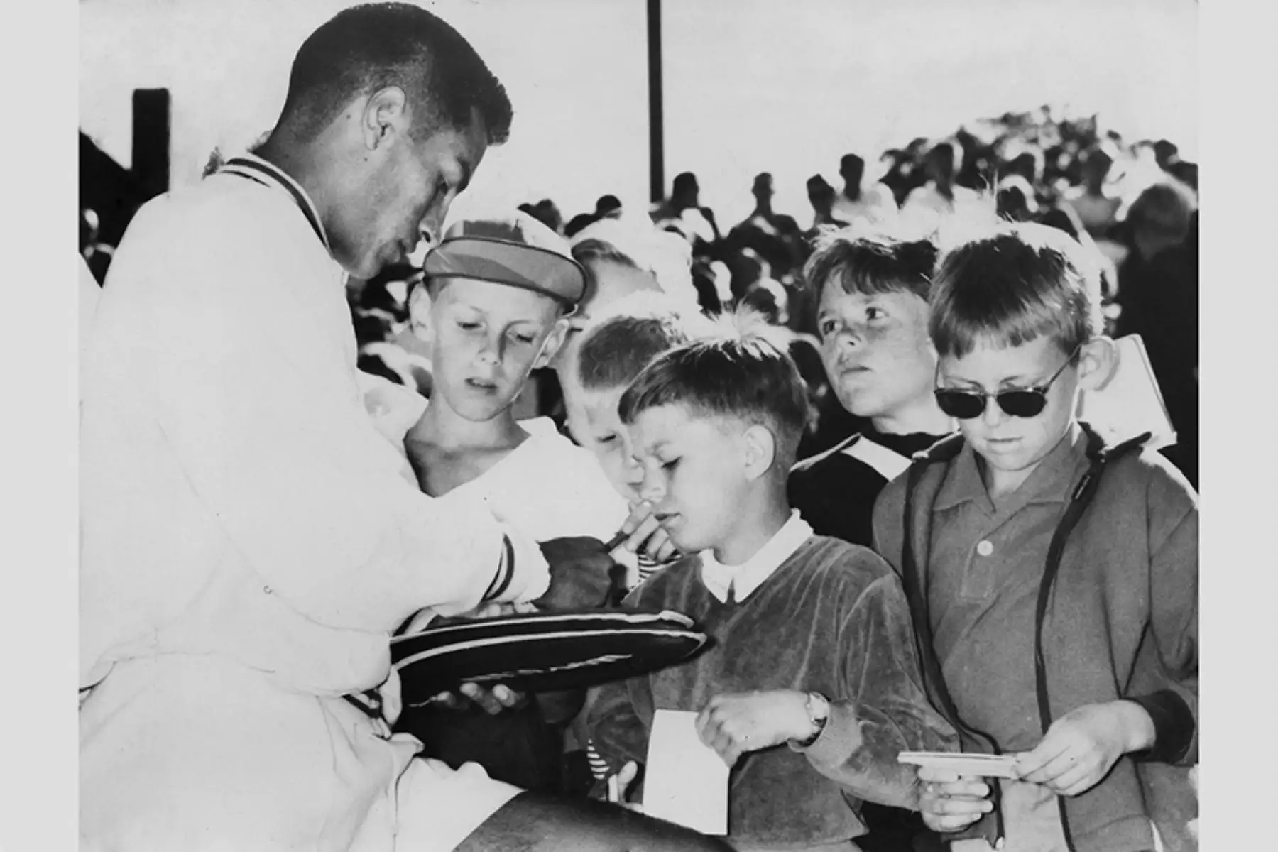 Suecia - julio 1959 / Alejandro Olmedo,  campeón de Winbledon firma autógrafos para sus admiradores luego de su participación en cuartos de final en un torneo de tenis en Baastad. 
Foto: United Press International (UPI)