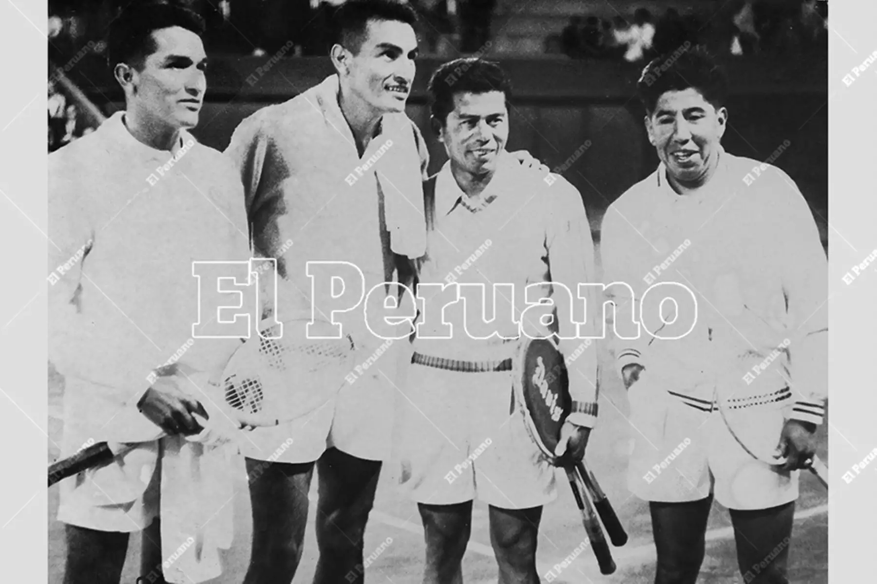 Lima - 23 diciembre 1964 / Alejandro Olmedo y su hermano Mario (iz) y sus rivales Vittorero y Leoncio Collas. El Cacique se presentó en el Tennis Club de la Exposición para un partido de exhibición. 
Foto: Archivo Histórico de El Peruano