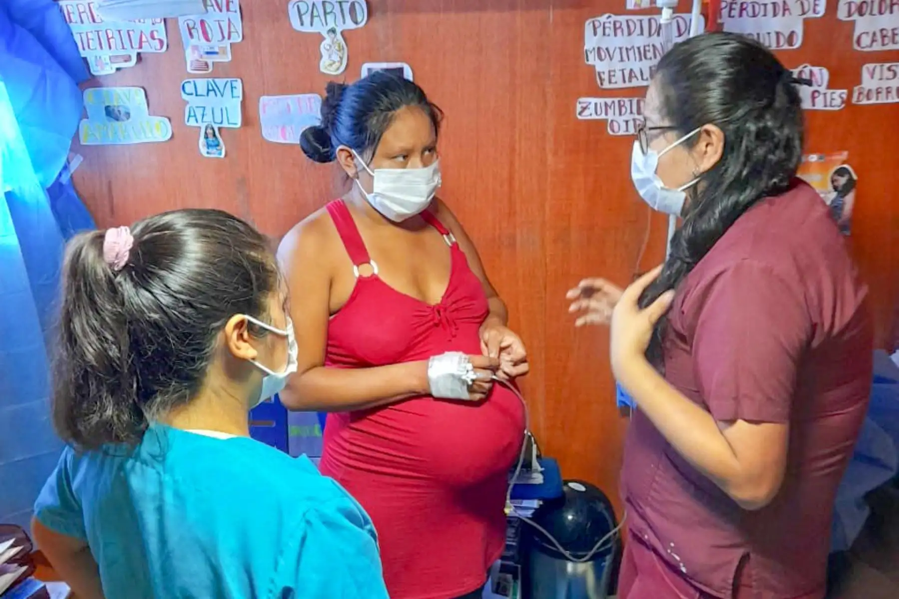 Milagro de vida en la Amazonía. Flora Silva Nahuama (29) vive en la comunidad shipiba de Shahuaya, en la provincia de Atalaya, Ucayali. Llegando al final de su embarazo, fue atendida por el personal de salud de la Plataforma Itinerante de Acción Social (PIAS) Buque Curaray de la Marina de Guerra del Perú.
Foto: Midis