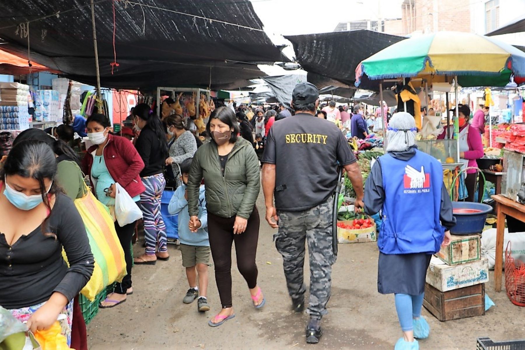 Personal de la Defensoría realiza visitas de inspección en los mercados de Trujillo, ante eventualidad de una segunda ola de covid-19. Foto: ANDINA/Difusión