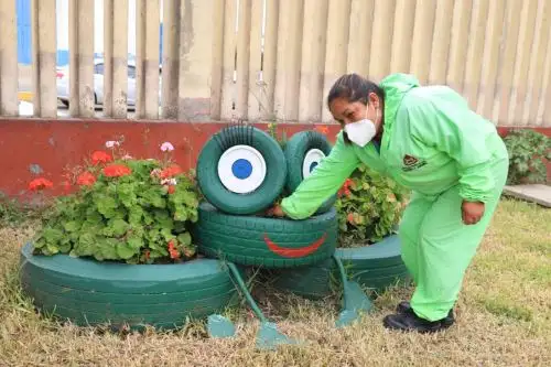 El personal de Parques y Jardines de la municipalidad provincial del Santa elaboró 15 figuras creativas con material reciclado. Foto: ANDINA/Difusión