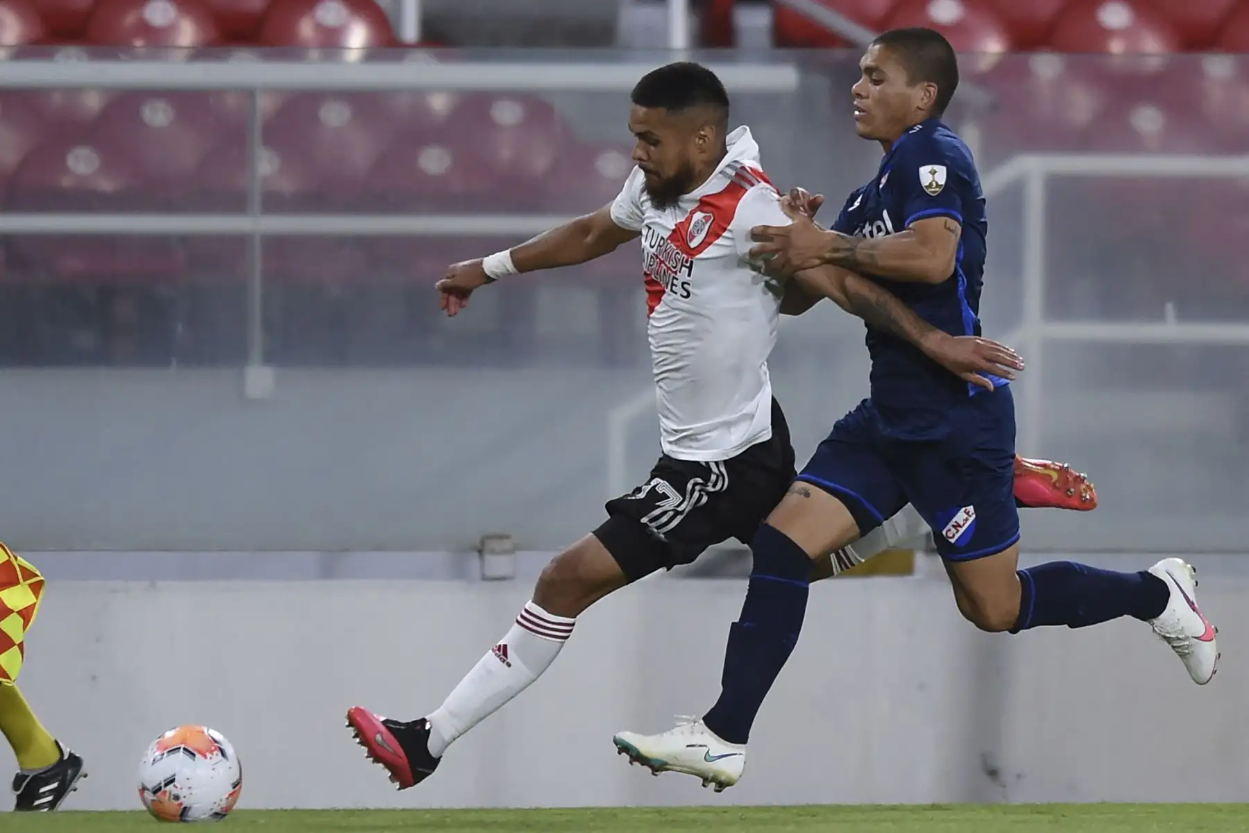 Agustín González, del Nacional de Uruguay y Matías Suárez de River Plate de Argentina  compiten por el balón durante su partido de fútbol de cuartos de final de la Copa Libertadores a puerta cerrada en el estadio Libertadores de América en Buenos Aires.
Foto: AFP