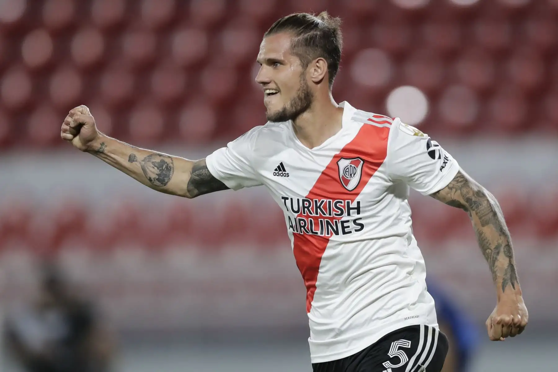 El argentino  Bruno Zuculini de River Plate celebra el gol contra el Nacional de Uruguay durante su partido de fútbol de cuartos de final de la Copa Libertadores a puerta cerrada en el estadio Libertadores de América en Buenos Aires.
Foto: AFP