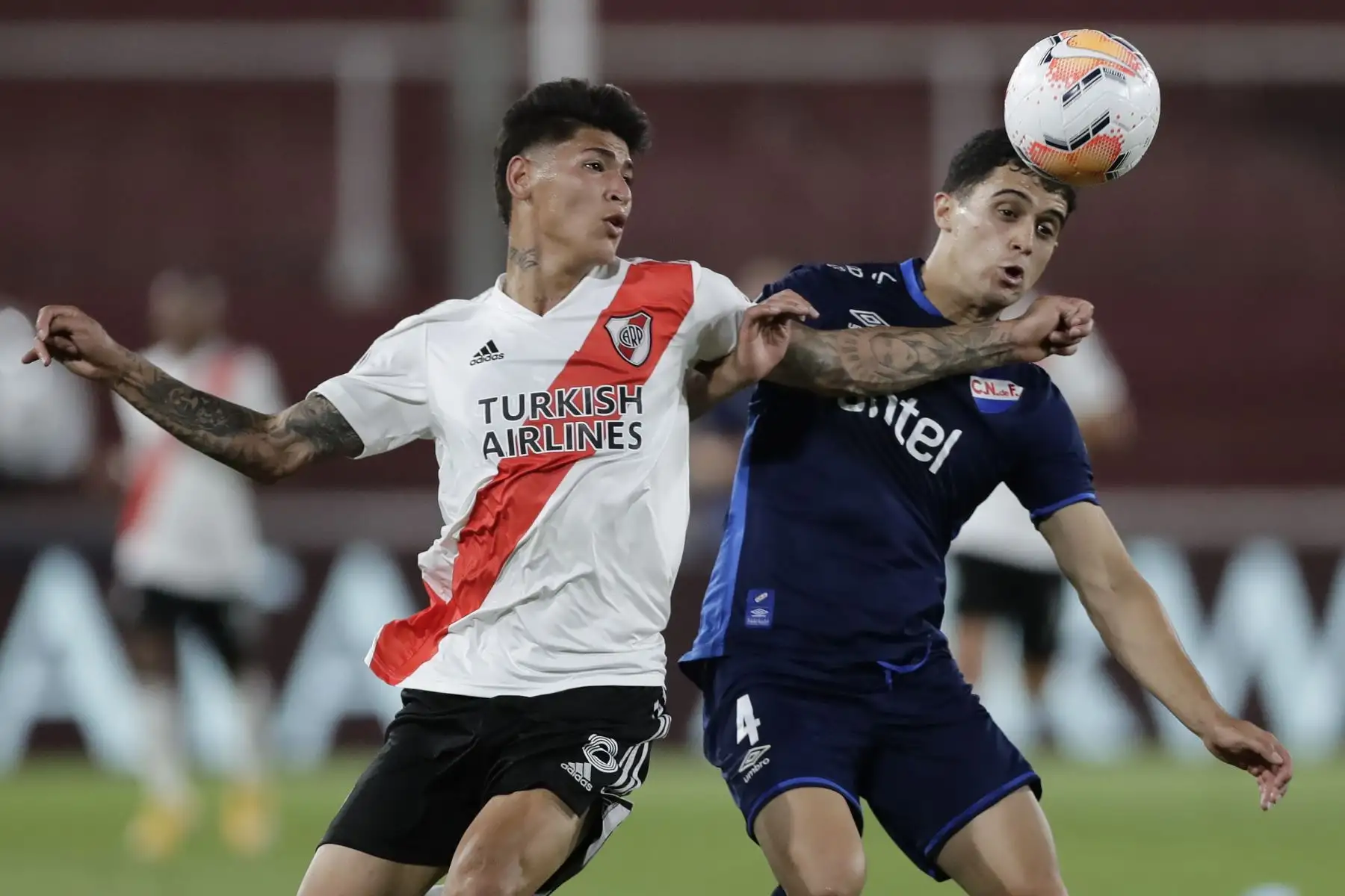 Jorge Carrascal , de River Plate y  Agustín Oliveros del Nacional de Uruguay compiten por el balón durante su partido de fútbol de cuartos de final de la Copa Libertadores a puerta cerrada en el estadio Libertadores de América en Buenos Aires.
Foto AFP