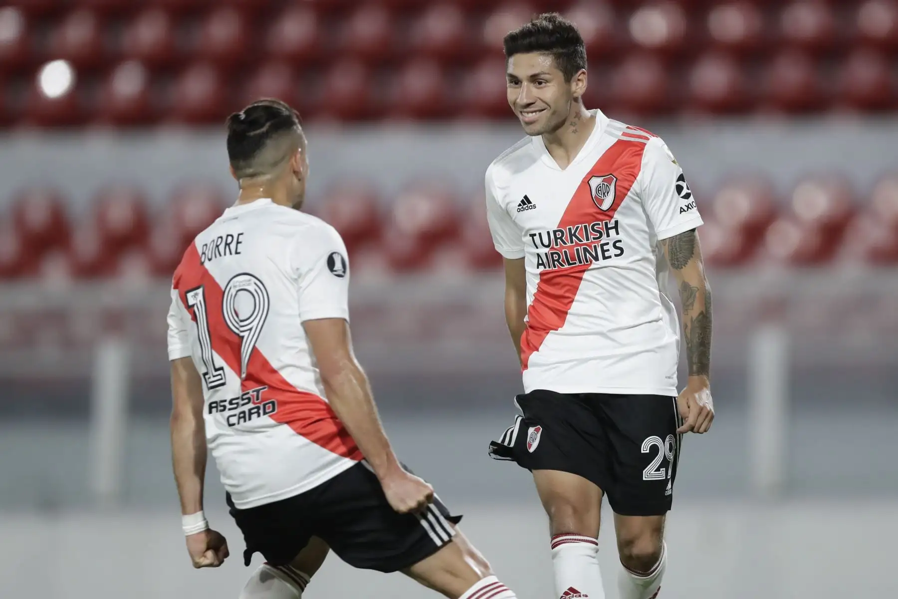 Gonzalo Montiel de  River Plate celebra después de anotar contra el Nacional de Uruguay durante su partido de fútbol de cuartos de final de la Copa Libertadores a puerta cerrada en el estadio Libertadores.
Foto: AFP