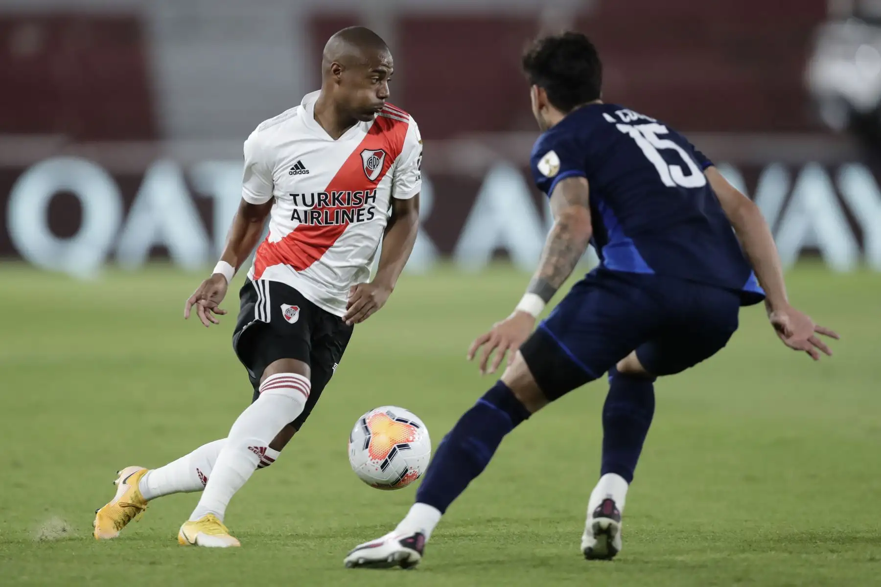 Nicolás De La Cruz de River Plate de Argentina y  Ayrton Cougo del Nacional de Uruguay compiten por el balón durante su partido de fútbol de cuartos de final de la Copa Libertadores a puerta cerrada en el estadio Libertadores.
Foto: AFP