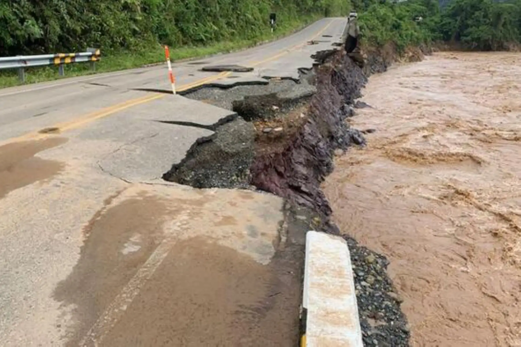 Intensas lluvias ocasionaron crecida del río, que erosionó la plataforma en algunas zonas de la Interoceánica Sur. Foto: ANDINA/Difusión