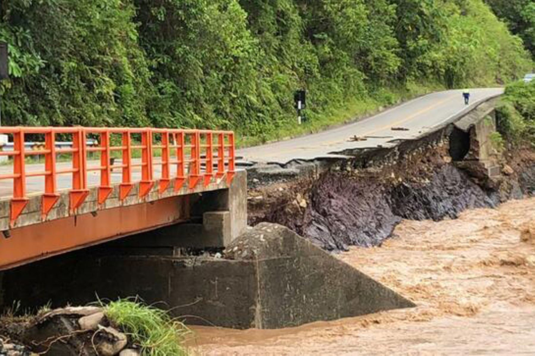 Intensas lluvias ocasionaron crecida del río, que erosionó la plataforma en algunas zonas de la Interoceánica Sur. Foto: ANDINA/Difusión