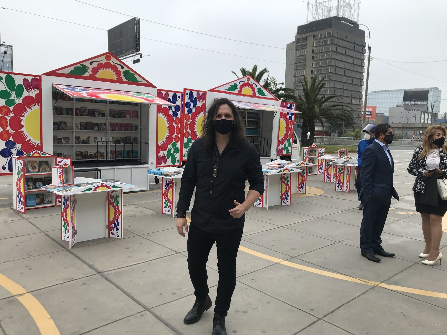 Gustavo Ratto interpreta el tema que identifica la Feria 
 Internacional del Libro en Ayacucho.