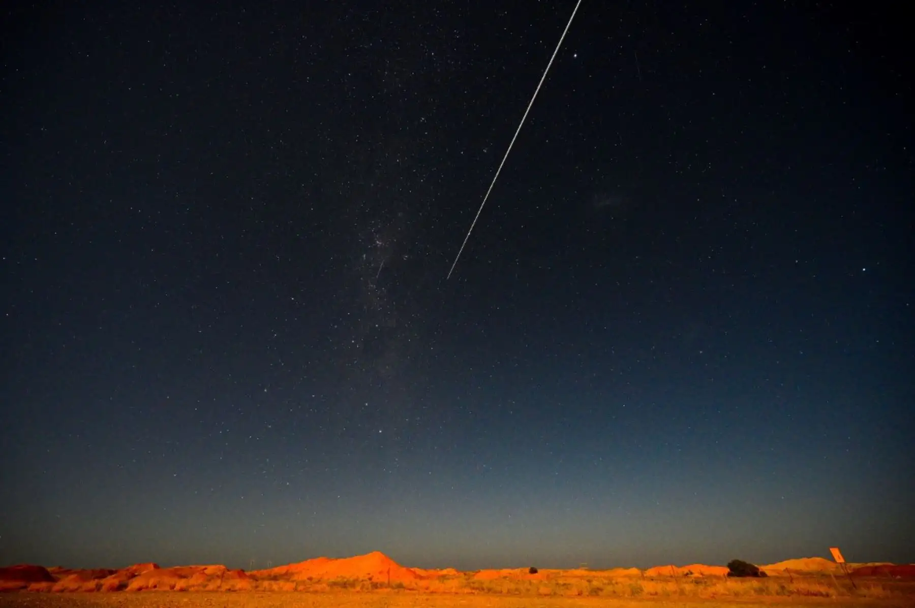 La muestra de la sonda Hayabusa-2 de JAXA que cae a la tierra después de aterrizar y recolectar material de un asteroide a unos 300 millones de kilómetros de la Tierra se ve desde Coober Pedy en Australia del Sur el 6 de diciembre de 2020. Foto: AFP
