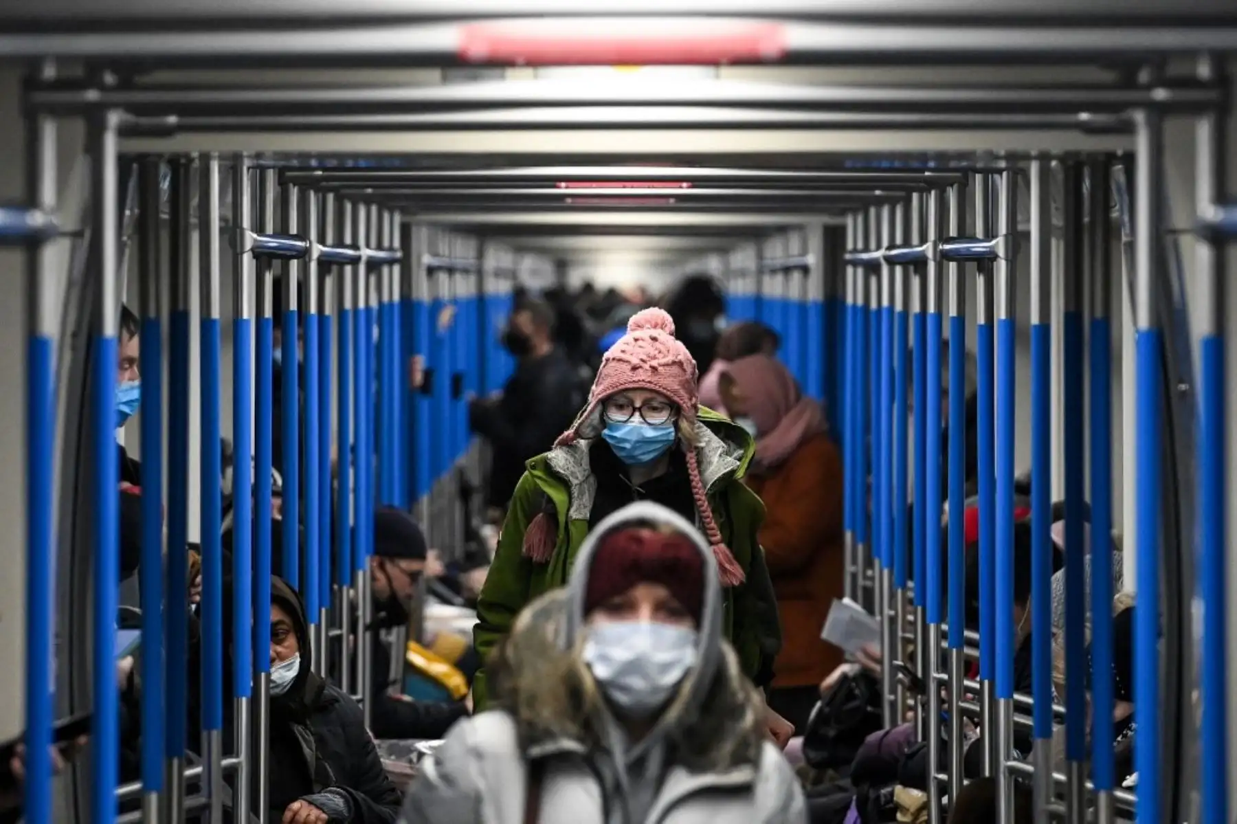 Una mujer con una mascarilla para protegerse contra la enfermedad del coronavirus viaja en un tren del metro en Moscú el 9 de diciembre de 2020. Foto: AFP