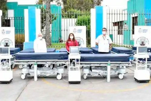La Directora Regional de Salud del Callao, Kathey Pacheco Vargas, dispuso la entrega de las camas UCI con balones de oxígeno a los directores de los hospitales San José y Ventanilla. Foto: ANDINA/Minsa