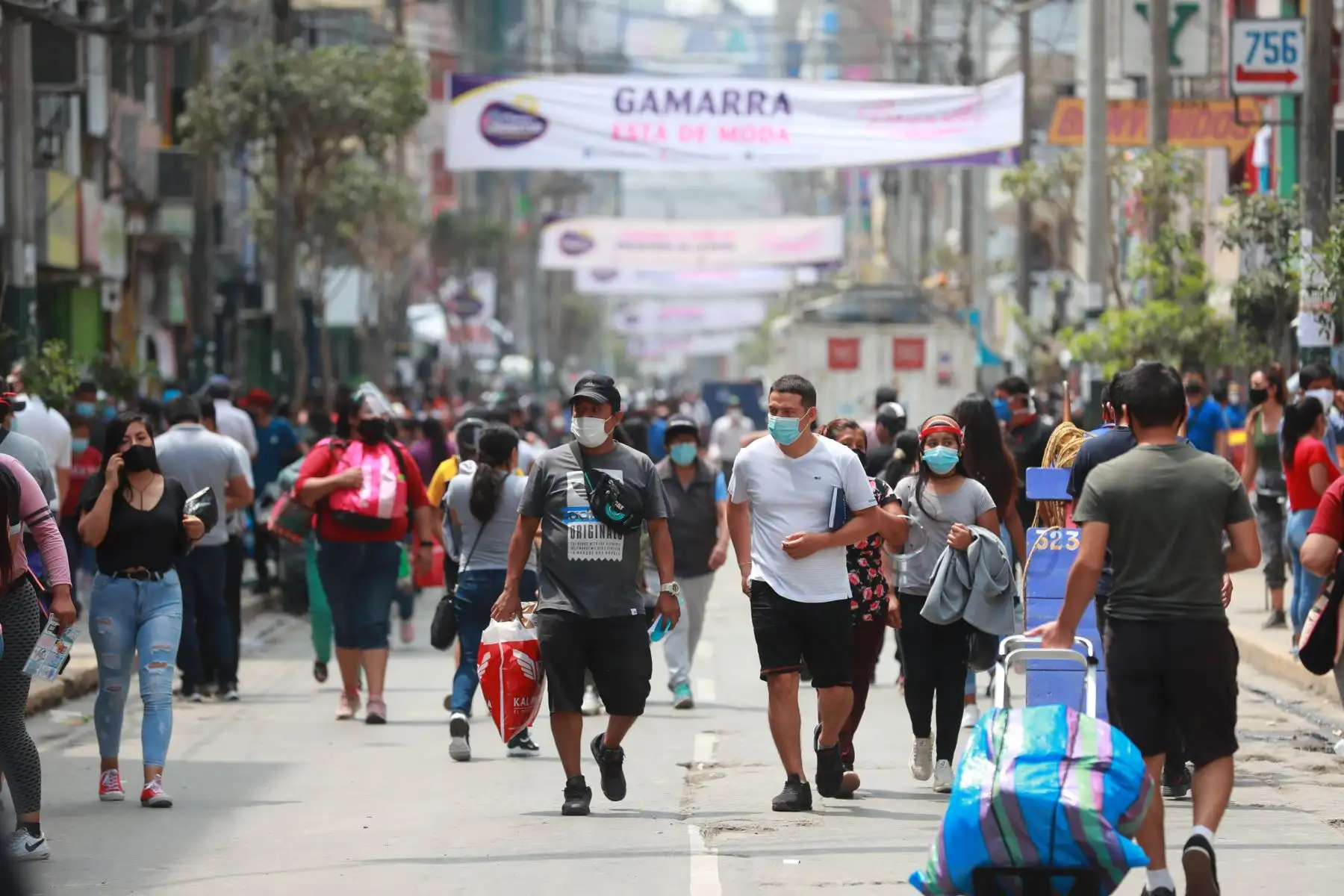 Minsa visita establecimientos del Emporio Gamarra para verificar que cumplan con las medidas de seguridad ante una rápida respuesta a una posible segunda ola de la covid-19.

Foto: ANDINA/Carla Patiño