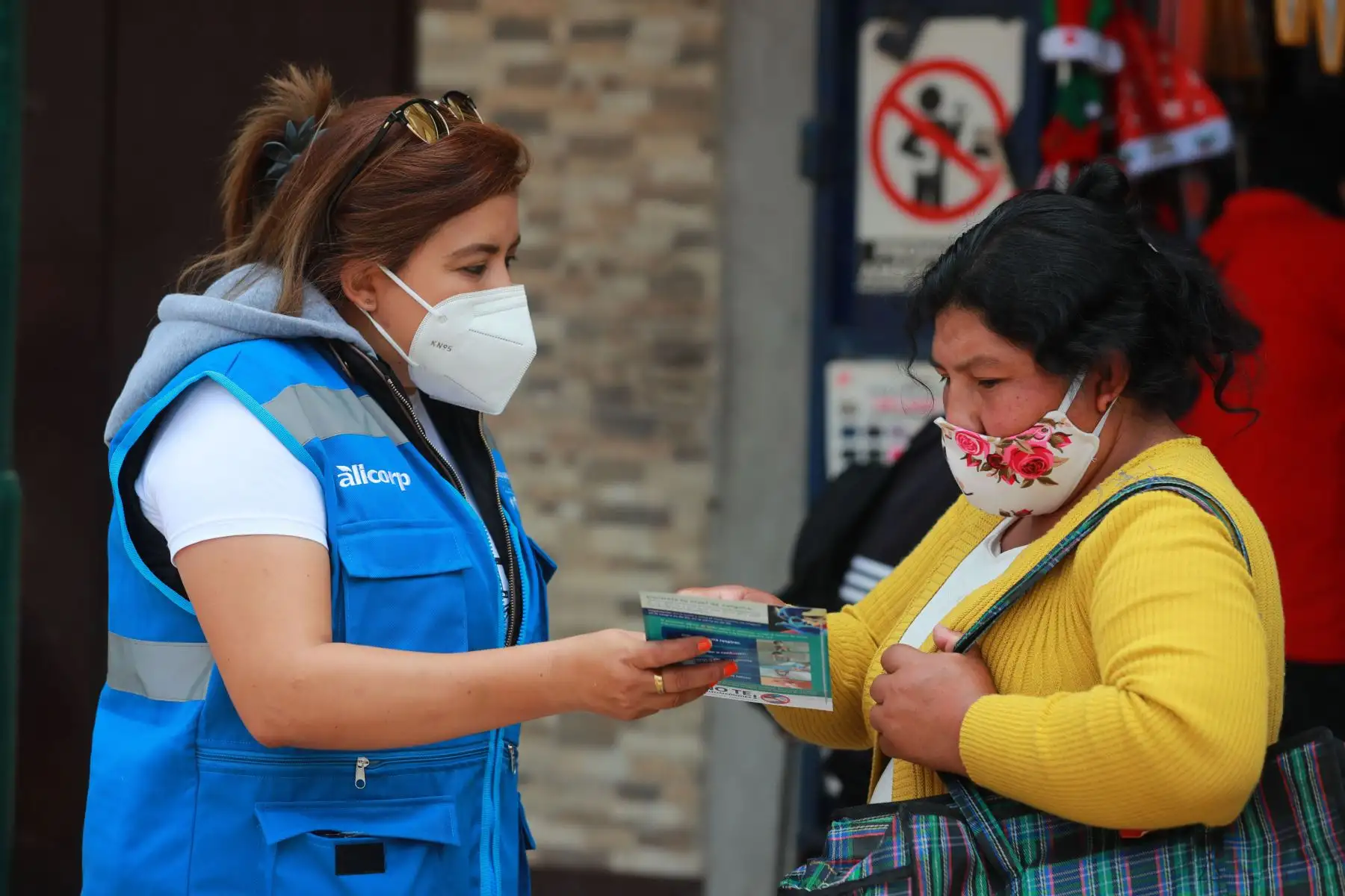 Minsa visita establecimientos del Emporio Gamarra para verificar que cumplan con las medidas de seguridad ante una rápida respuesta a una posible segunda ola de la covid-19.

Foto: ANDINA/Carla Patiño