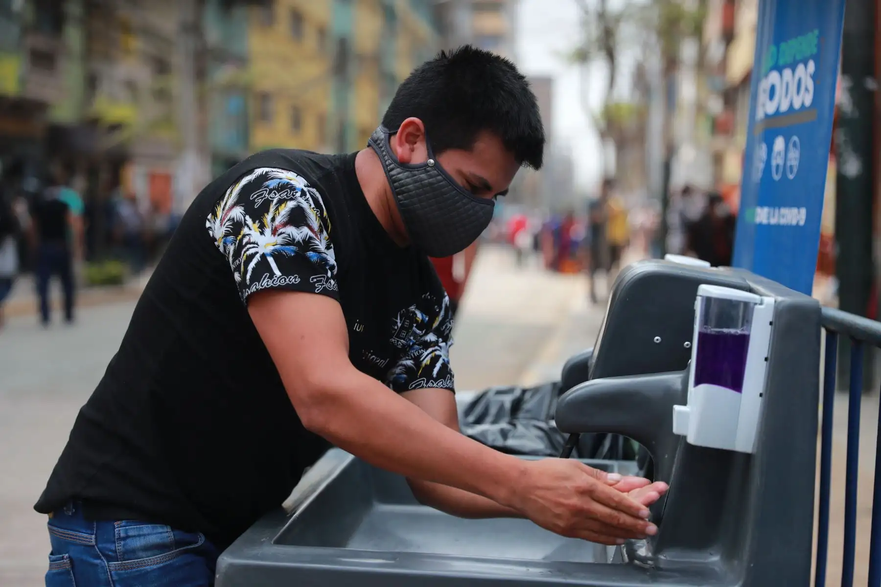Minsa visita establecimientos del Emporio Gamarra para verificar que cumplan con las medidas de seguridad ante una rápida respuesta a una posible segunda ola de la covid-19.

Foto: ANDINA/Carla Patiño