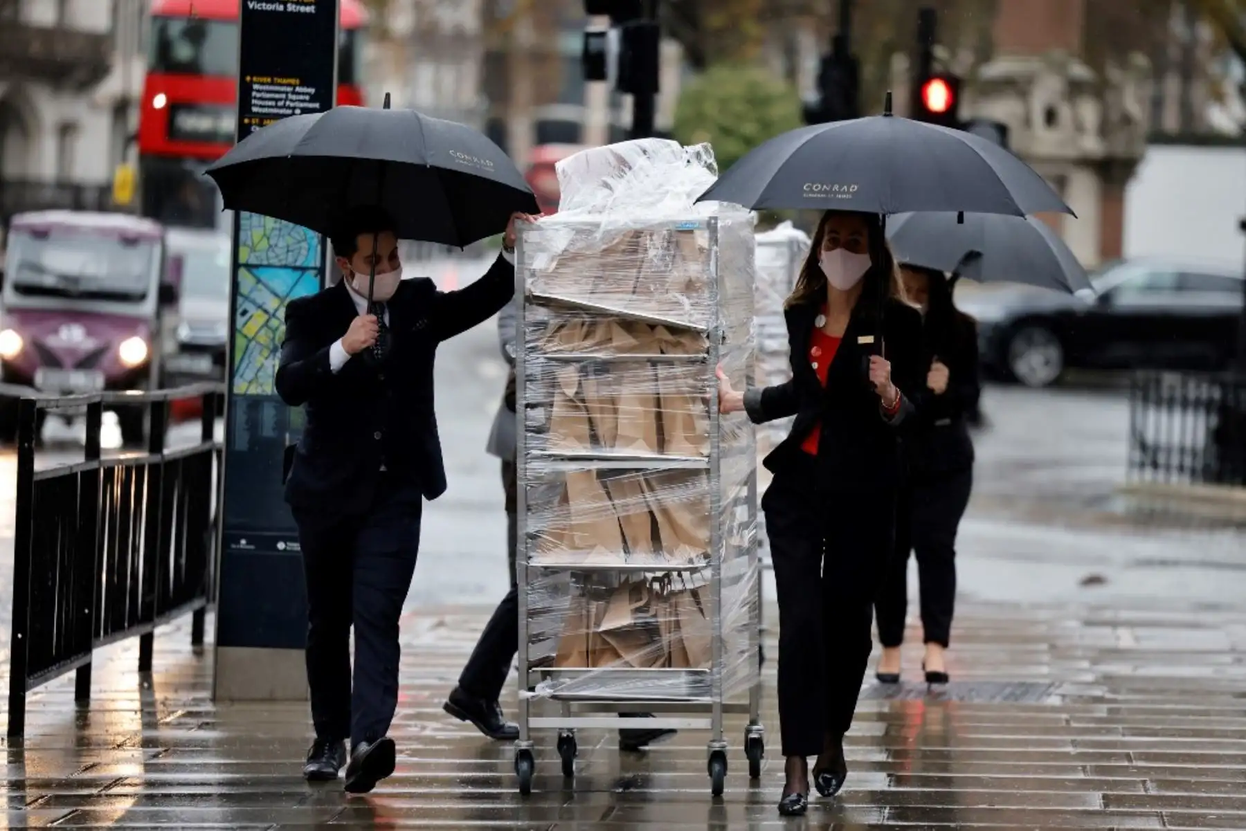 El almuerzo se entrega en un centro de conferencias donde continúan las conversaciones sobre un acuerdo comercial entre la UE y el Reino Unido, en el centro de Londres. Foto: AFP