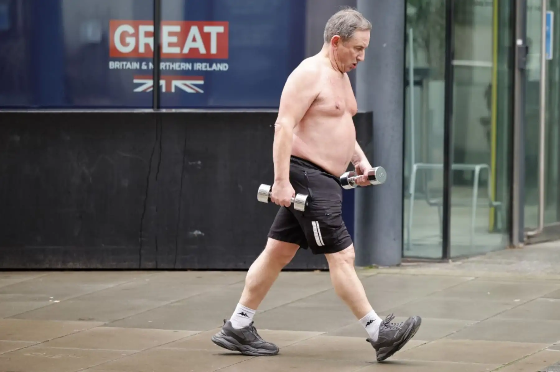 Un hombre hace su ejercicio diario a lo largo de Victoria Street en el centro de Londres. Foto. AFP