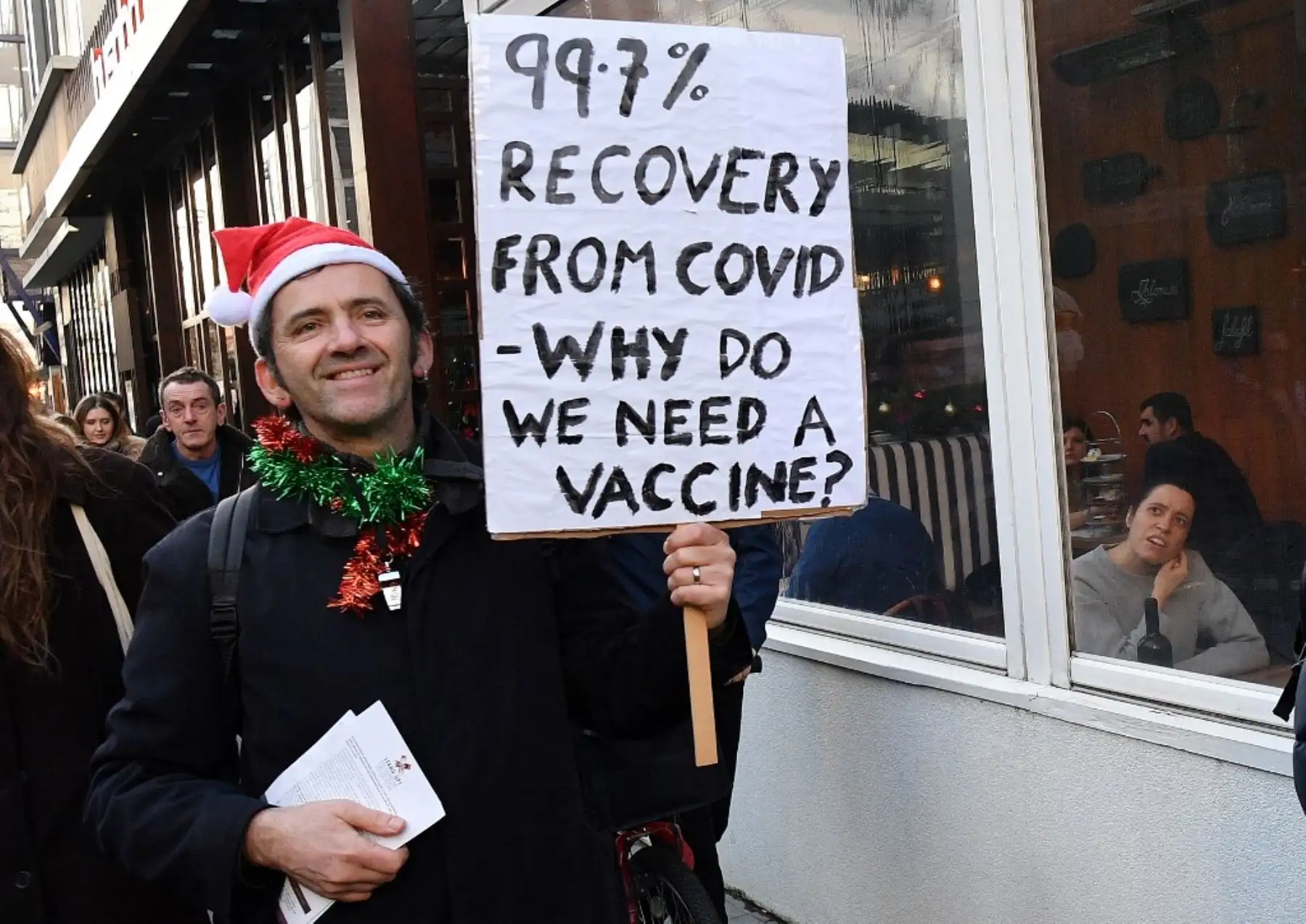 Un manifestante sostiene una pancarta contra la vacuna del covid-19 en una marcha de protesta contra las vacunas en el centro comercial Westfield en Stratford, al este de Londres. Foto: AFP