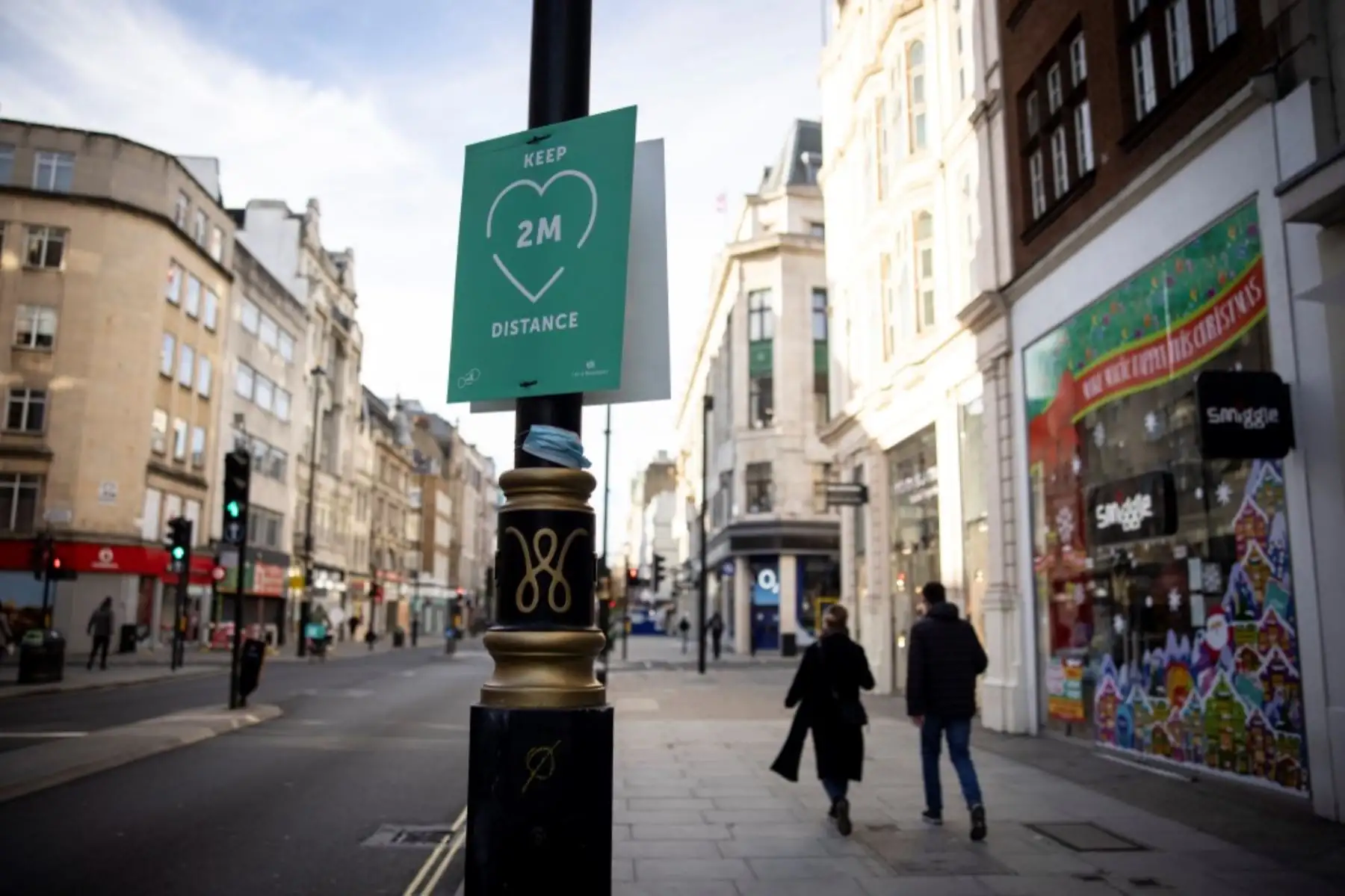 Peatones pasan frente a las tiendas en el centro de Londres, mientras continúa el cierre nacional de cuatro semanas impuesto en Inglaterra. Foto: AFP