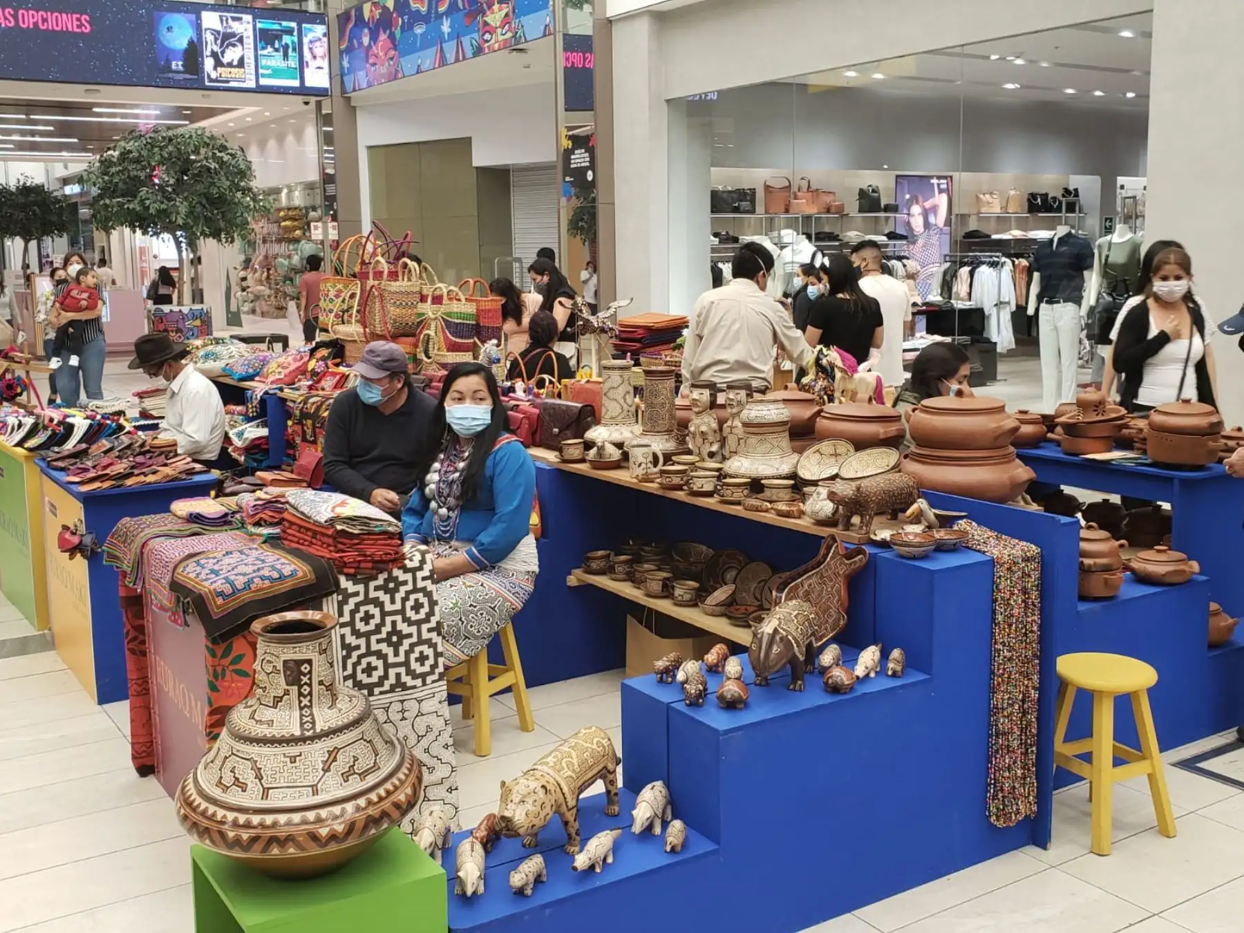 Artesanos de diversas regiones exponen en el Barrio Jockey hasta el 20 de diciembre.