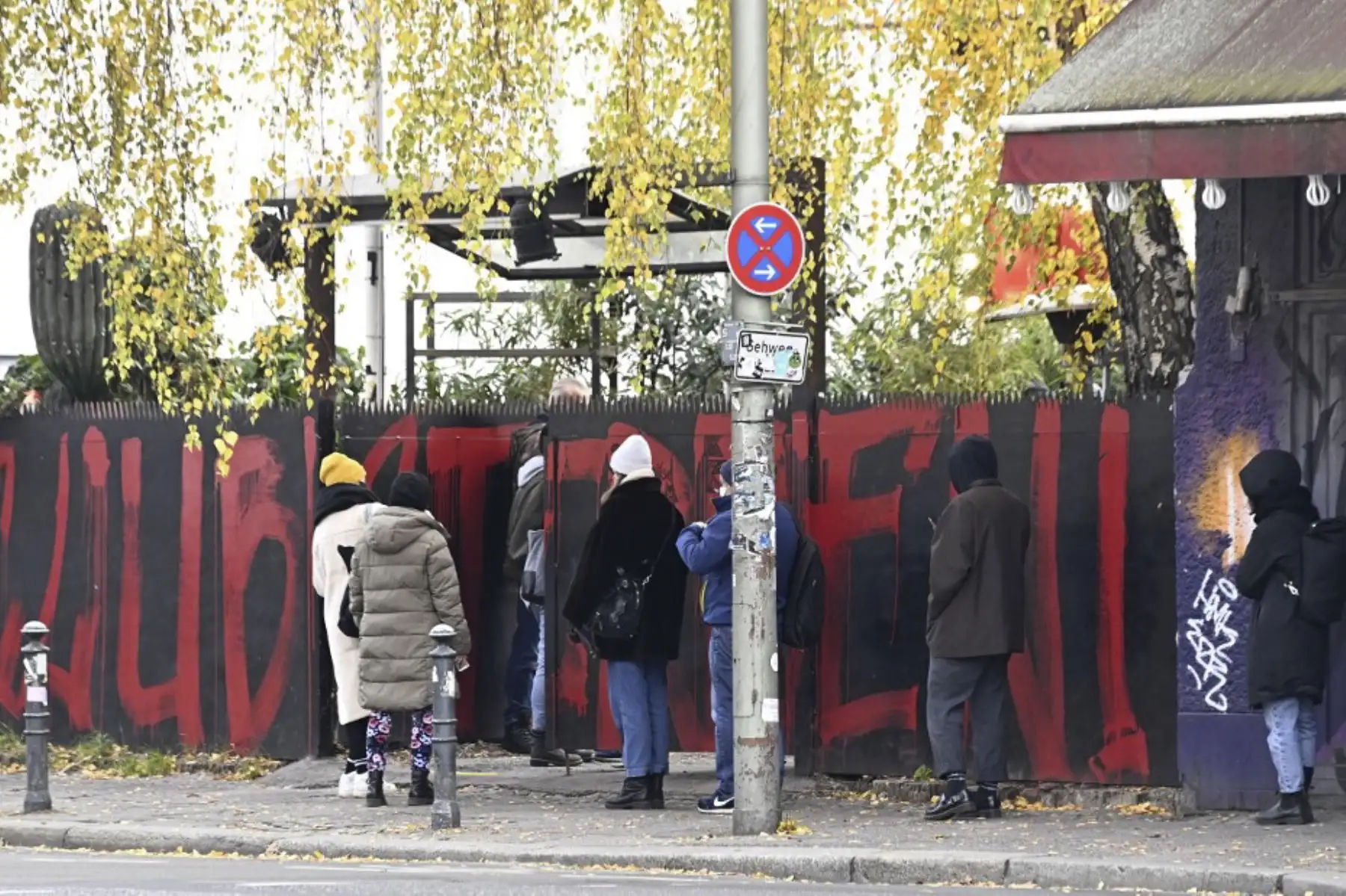La gente hace cola para hacerse una prueba de hisopo sobre el nuevo coronavirus fuera del club nocturno KitKatClub en Berlín. Foto: AFP