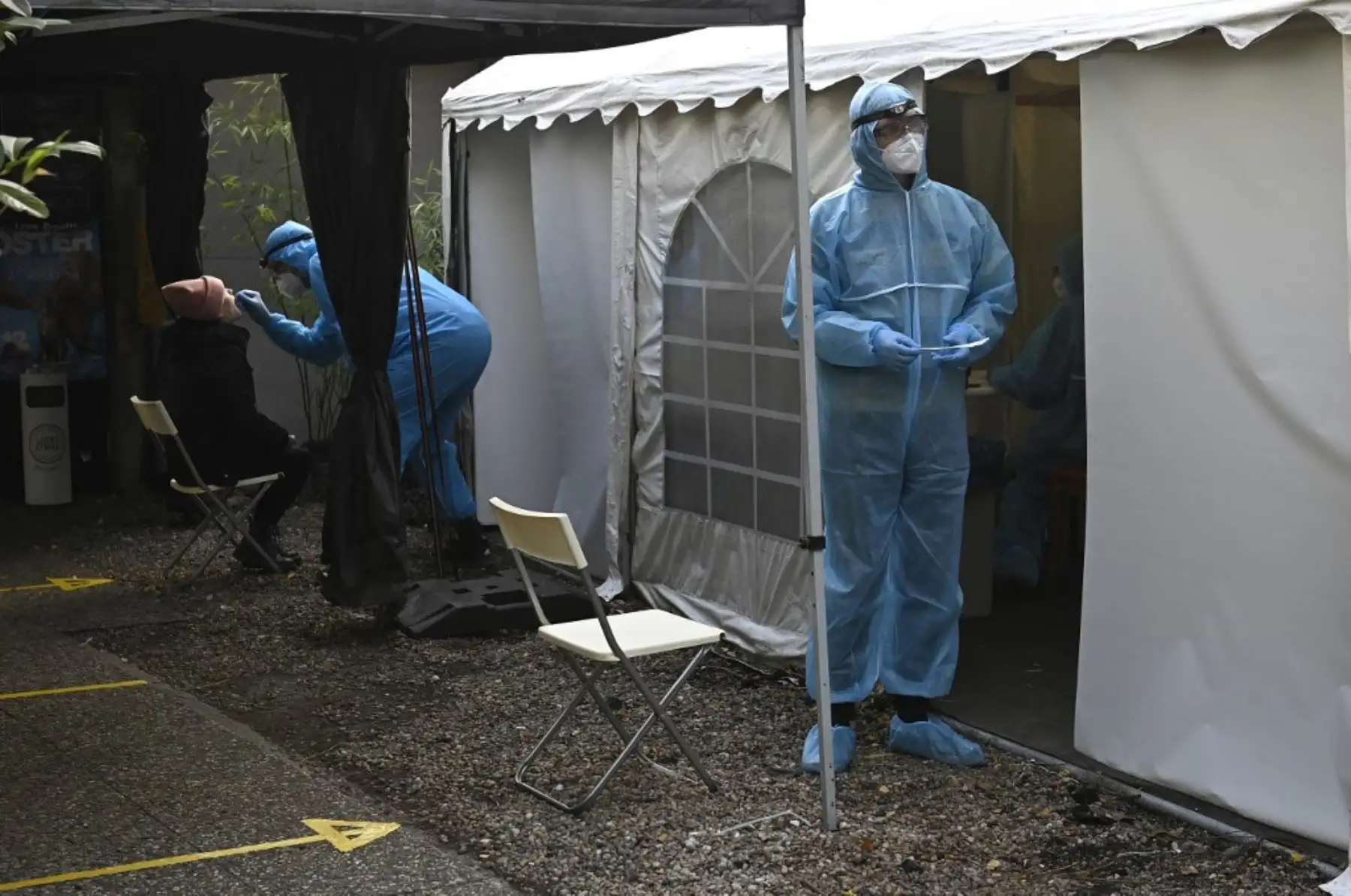 Una mujer se somete a una prueba de hisopo del nuevo coronavirus fuera del club nocturno KitKatClub en Berlín. Foto: AFP