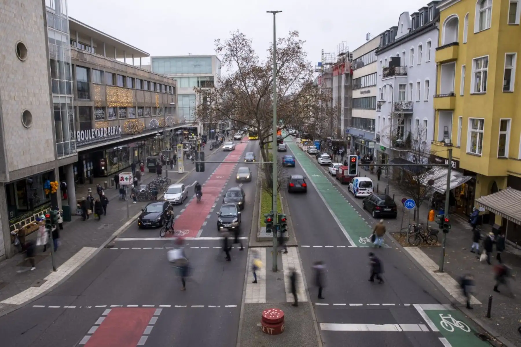Los compradores navideños cruzan la calle en la calle Schlossstrasse en Berlín el 11 de diciembre de 2020 en medio de la pandemia del nuevo coronavirus. Foto: AFP