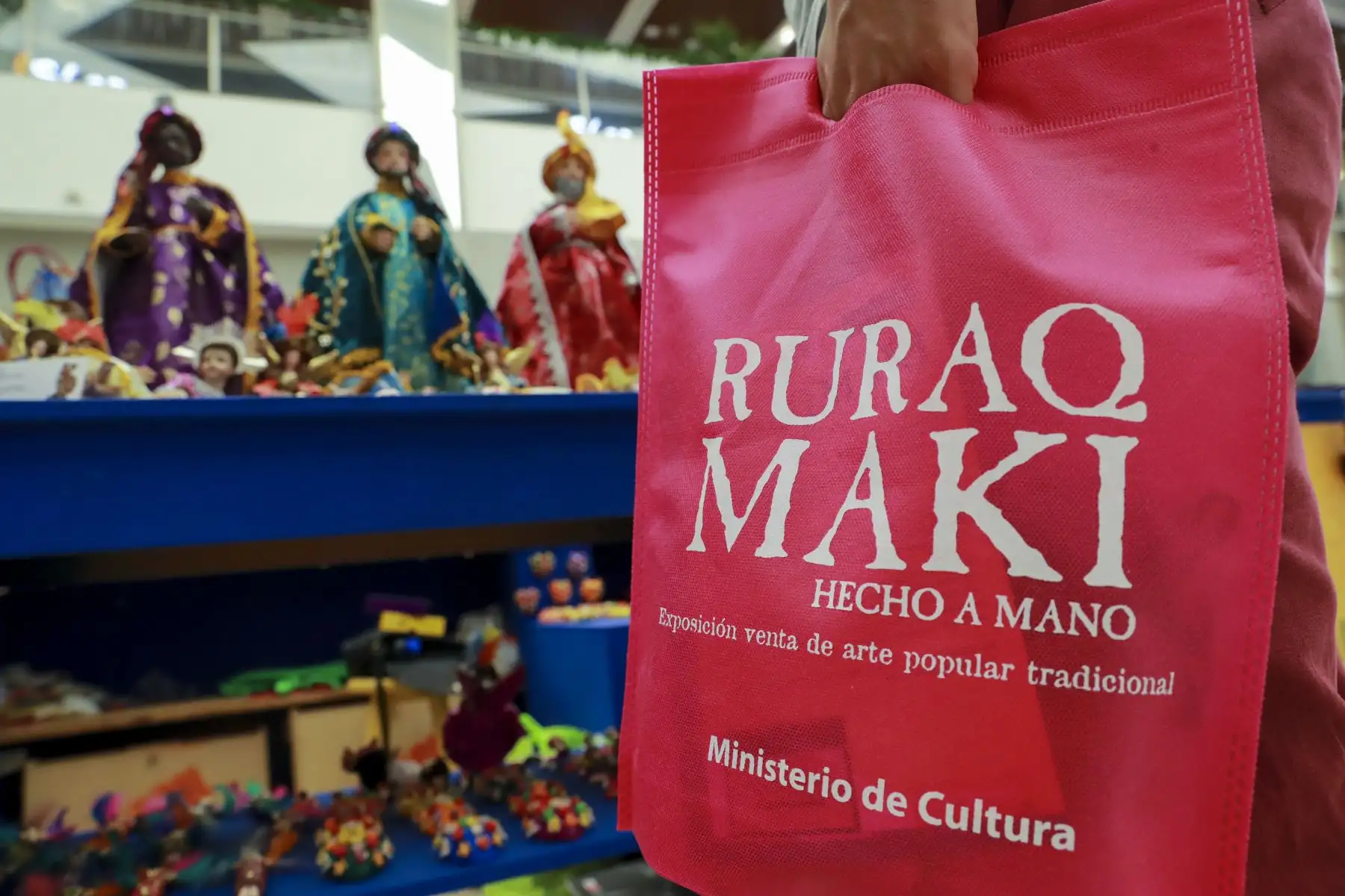 Artistas tradicionales de Ruraq Maki ofrecen sus mejores obras el Jockey Plaza. Este grupo de artesanos ofrecen juguetes, joyería en plata, cestería, cerámica, tablas de Sarhua, textilería, bordados, arte awajún, arte shipibo, entre otros, en el Centro Comercial Jockey Plaza, hasta el 20 de diciembre. Foto: ANDINA/Carla Patiño Ramírez