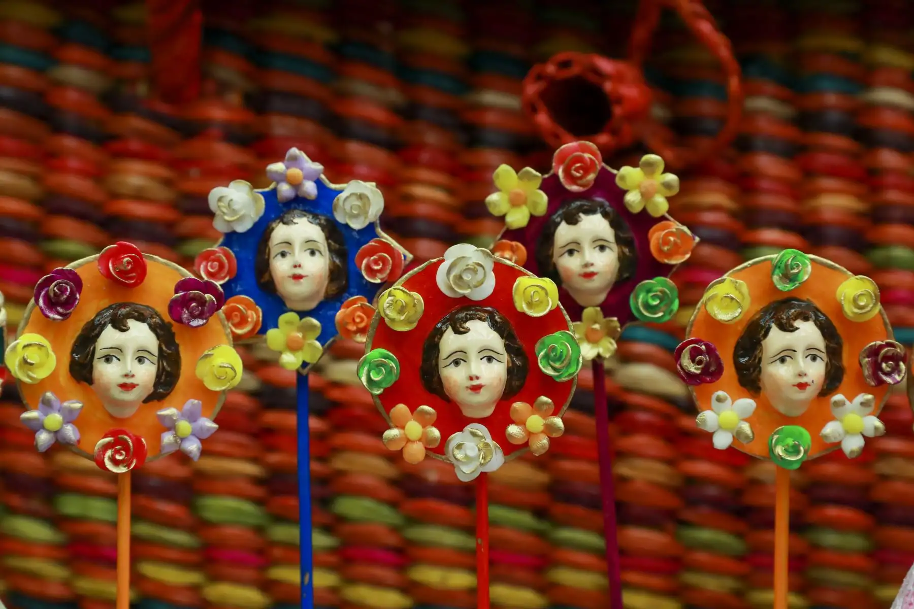 Artistas tradicionales de Ruraq Maki ofrecen sus mejores obras el Jockey Plaza. Este grupo de artesanos ofrecen juguetes, joyería en plata, cestería, cerámica, tablas de Sarhua, textilería, bordados, arte awajún, arte shipibo, entre otros, en el Centro Comercial Jockey Plaza, hasta el 20 de diciembre.  Foto: ANDINA/Carla Patiño Ramírez