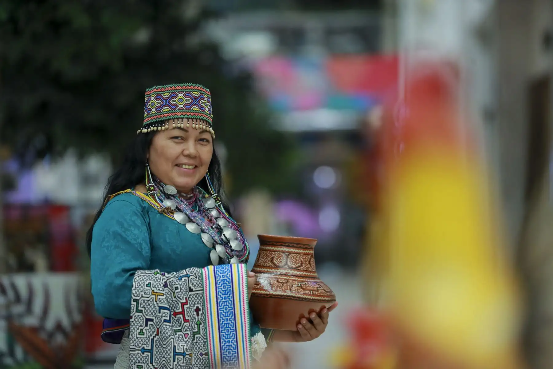 Lady Martínez de Ucayali. Artistas tradicionales de Ruraq Maki ofrecen sus mejores obras el Jockey Plaza. Este grupo de artesanos ofrecen juguetes, joyería en plata, cestería, cerámica, tablas de Sarhua, textilería, bordados, arte awajún, arte shipibo, entre otros, en el Centro Comercial Jockey Plaza, hasta el 20 de diciembre.  Foto: ANDINA/Carla Patiño Ramírez