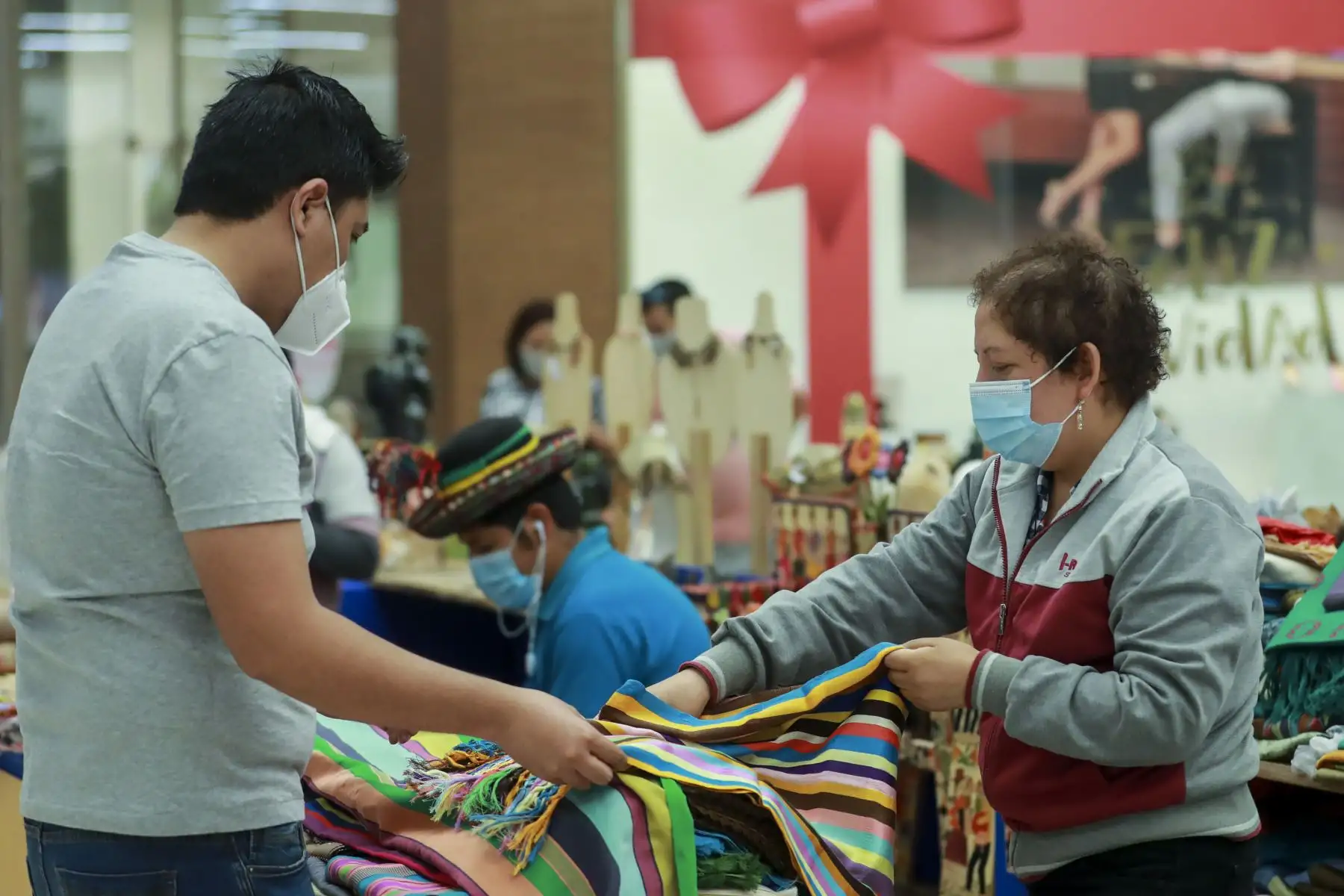 Artistas tradicionales de Ruraq Maki ofrecen sus mejores obras el Jockey Plaza. Este grupo de artesanos ofrecen juguetes, joyería en plata, cestería, cerámica, tablas de Sarhua, textilería, bordados, arte awajún, arte shipibo, entre otros, en el Centro Comercial Jockey Plaza, hasta el 20 de diciembre.  Foto: ANDINA/Carla Patiño Ramírez