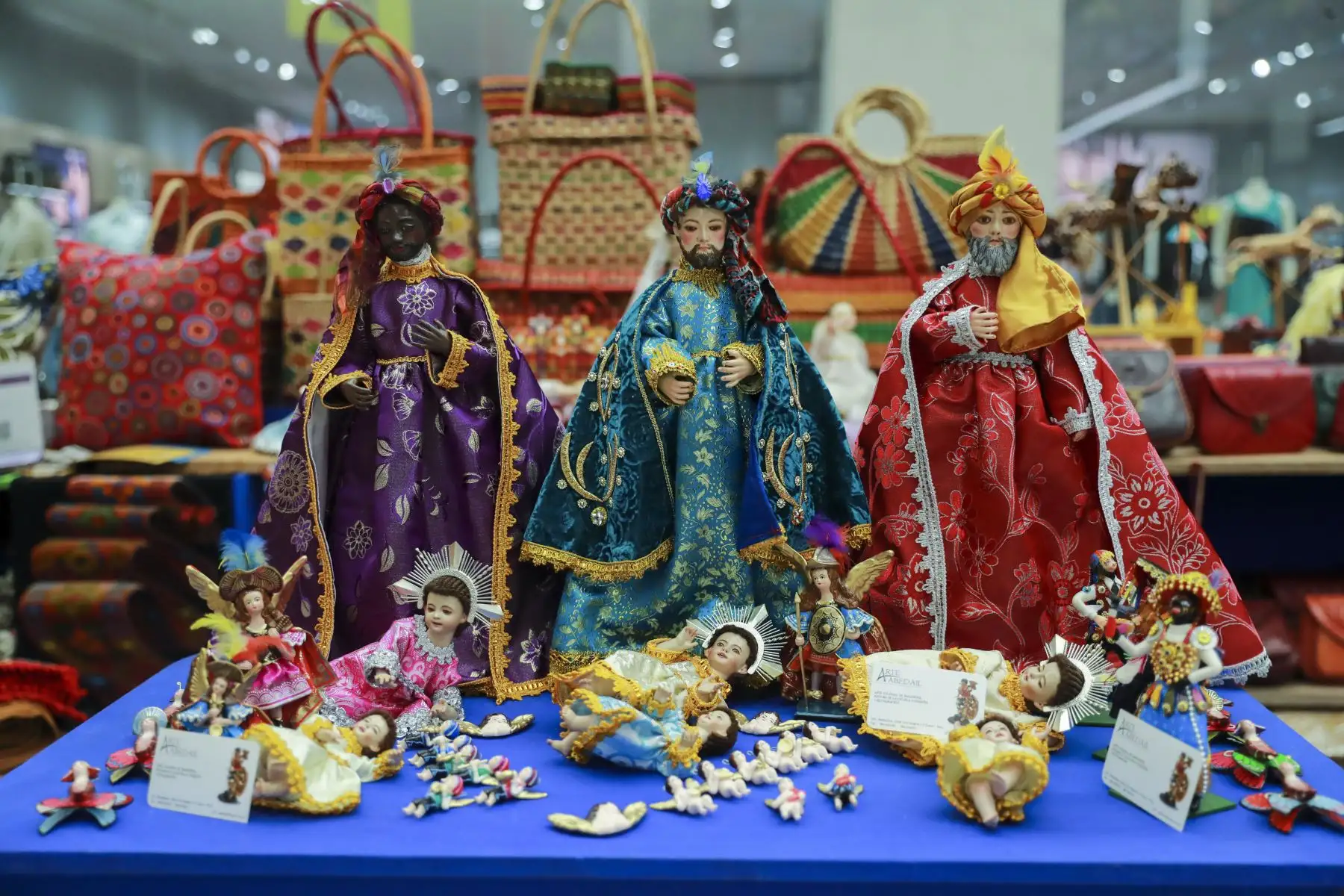 Artistas tradicionales de Ruraq Maki ofrecen sus mejores obras el Jockey Plaza. Este grupo de artesanos ofrecen juguetes, joyería en plata, cestería, cerámica, tablas de Sarhua, textilería, bordados, arte awajún, arte shipibo, entre otros, en el Centro Comercial Jockey Plaza, hasta el 20 de diciembre. Foto: ANDINA/Carla Patiño Ramírez