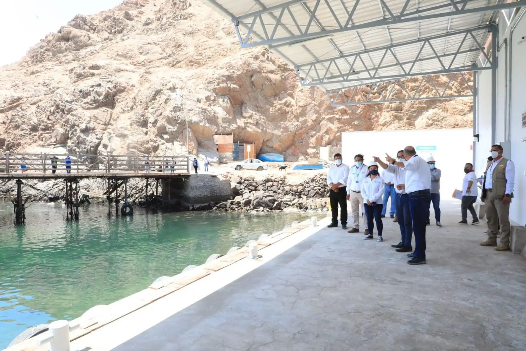 En Arequipa, el ministro de la Producción, José Luis Chicoma, junto a autoridades regionales, locales y el jefe del FONDEPES, participan en la puesta en marcha del nuevo desembarcadero pesquero artesanal de Quilca. 
Foto: Ministerio de la Producción