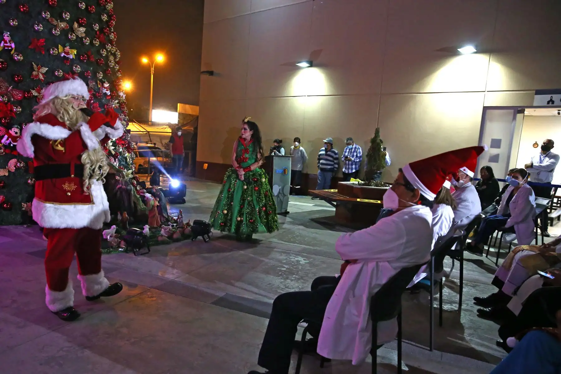 Instituto Nacional de Salud del Niño San Borja, realiza
celebración  navideña para niños y niñas, que lucharon contra  la pandemia. En acto festivo   prendieron  el árbol navideño y enviaron un mensaje de esperanza.
Foto: ANDINA/Vidal Tarqui