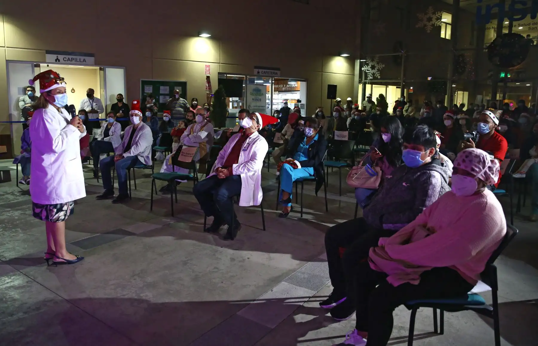 Instituto Nacional de Salud del Niño San Borja, realiza
celebración  navideña para niños y niñas, que lucharon contra  la pandemia. En acto festivo   prendieron  el árbol navideño y enviaron un mensaje de esperanza.
Foto: ANDINA/Vidal Tarqui