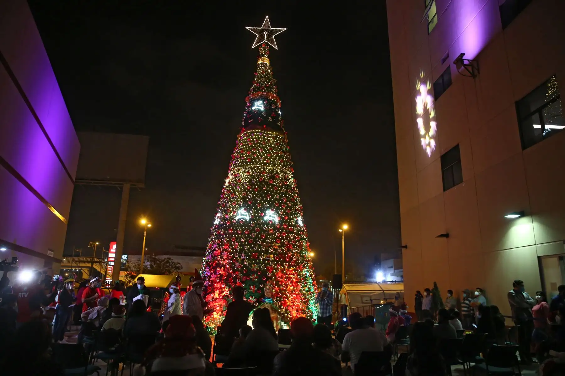 Instituto Nacional de Salud del Niño San Borja, realiza
celebración  navideña para niños y niñas, que lucharon contra  la pandemia. En acto festivo   prendieron  el árbol navideño y enviaron un mensaje de esperanza.
Foto: ANDINA/Vidal Tarqui
