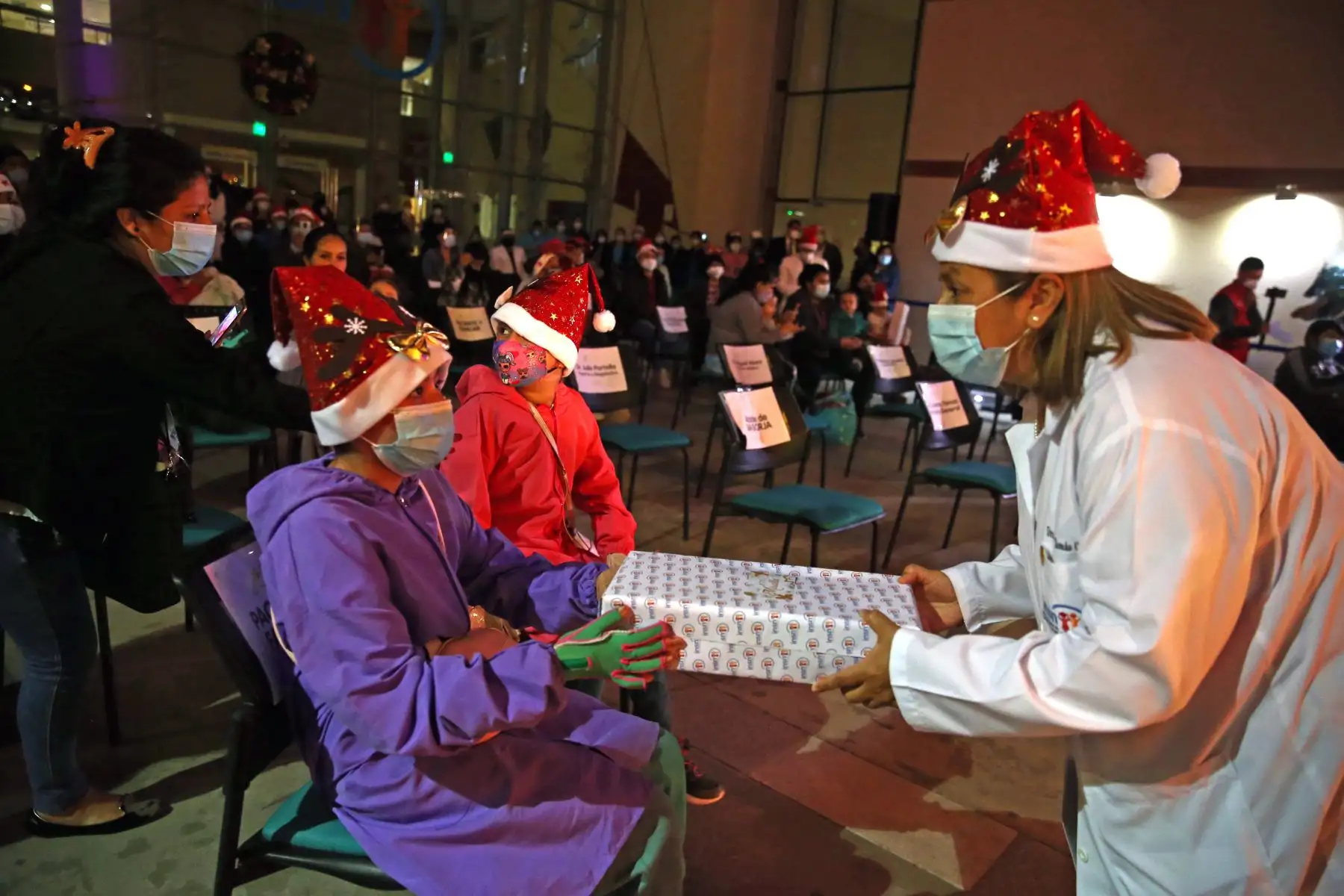Instituto Nacional de Salud del Niño San Borja, realiza
celebración  navideña para niños y niñas, que lucharon contra  la pandemia. En acto festivo   prendieron  el árbol navideño y enviaron un mensaje de esperanza.
Foto: ANDINA/Vidal Tarqui