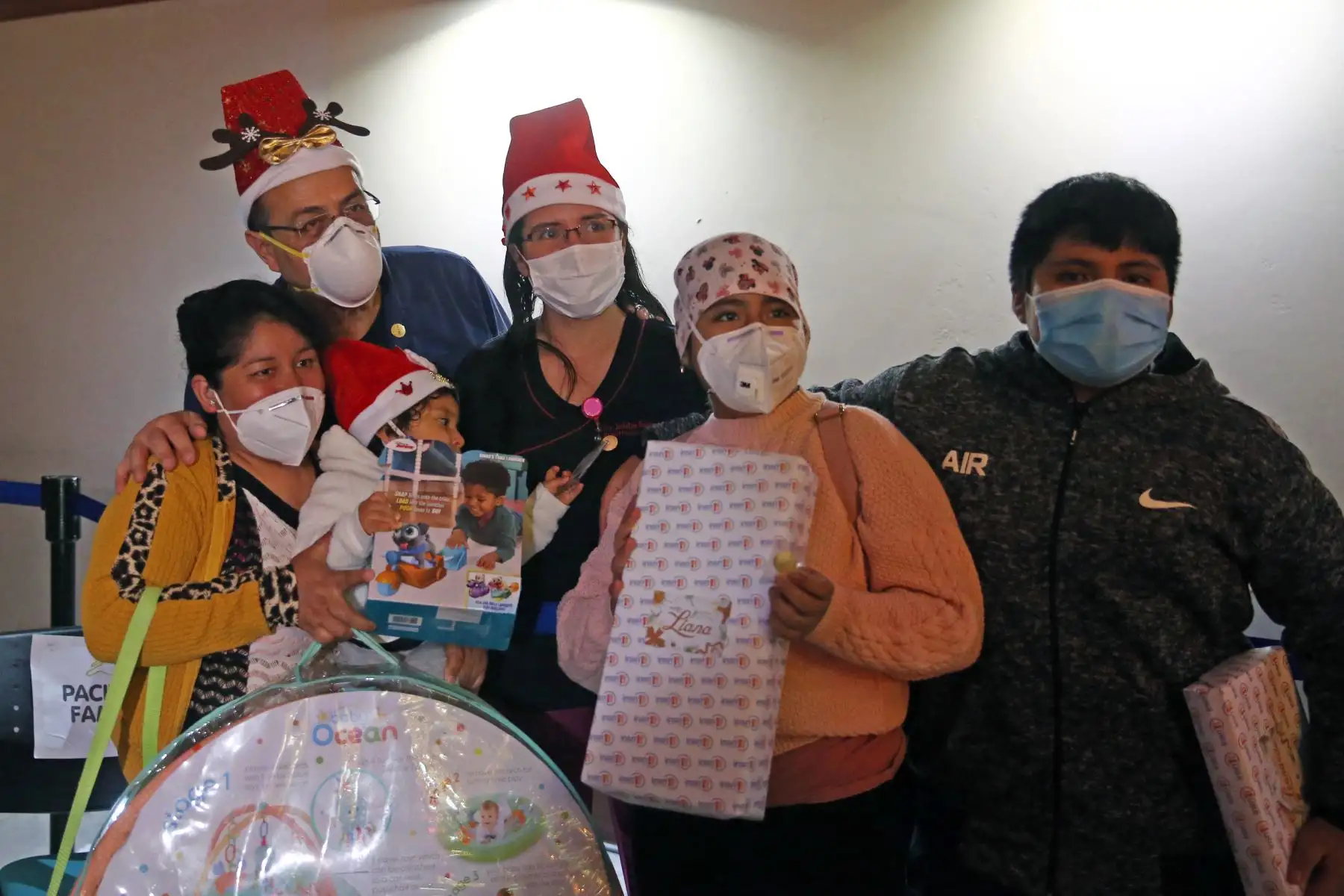 Instituto Nacional de Salud del Niño San Borja, realiza
celebración  navideña para niños y niñas, que lucharon contra  la pandemia. En acto festivo   prendieron  el árbol navideño y enviaron un mensaje de esperanza.
Foto: ANDINA/Vidal Tarqui