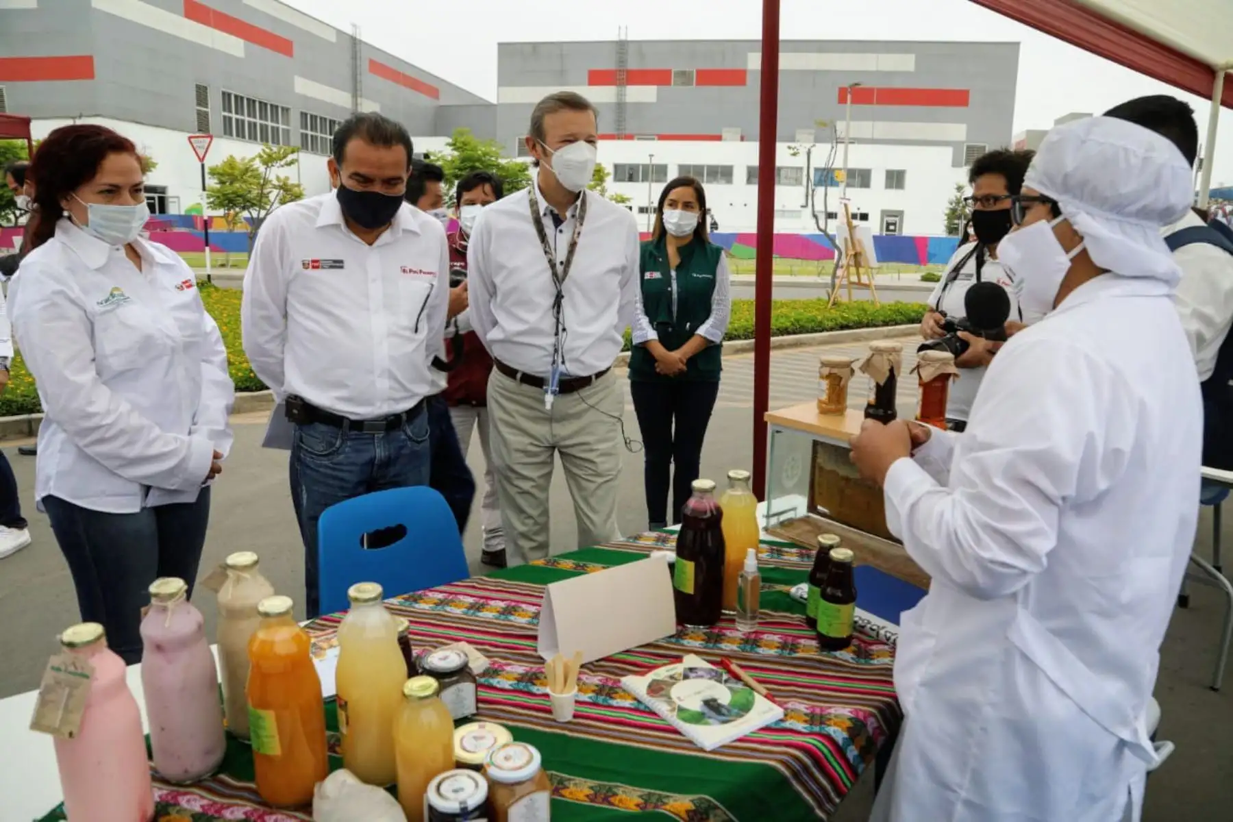 Viceministro José Muro se encuentra en el Mercado De La Chacra a la Olla en San Luis, donde da inicio a la Rueda de negocios Agroecológicos, realizada con el objetivo de facilitar el acceso directo entre el pequeño productor agropecuario y el empresario agrícola o agroexportador.
Foto:ANDINA/Minagriperu
