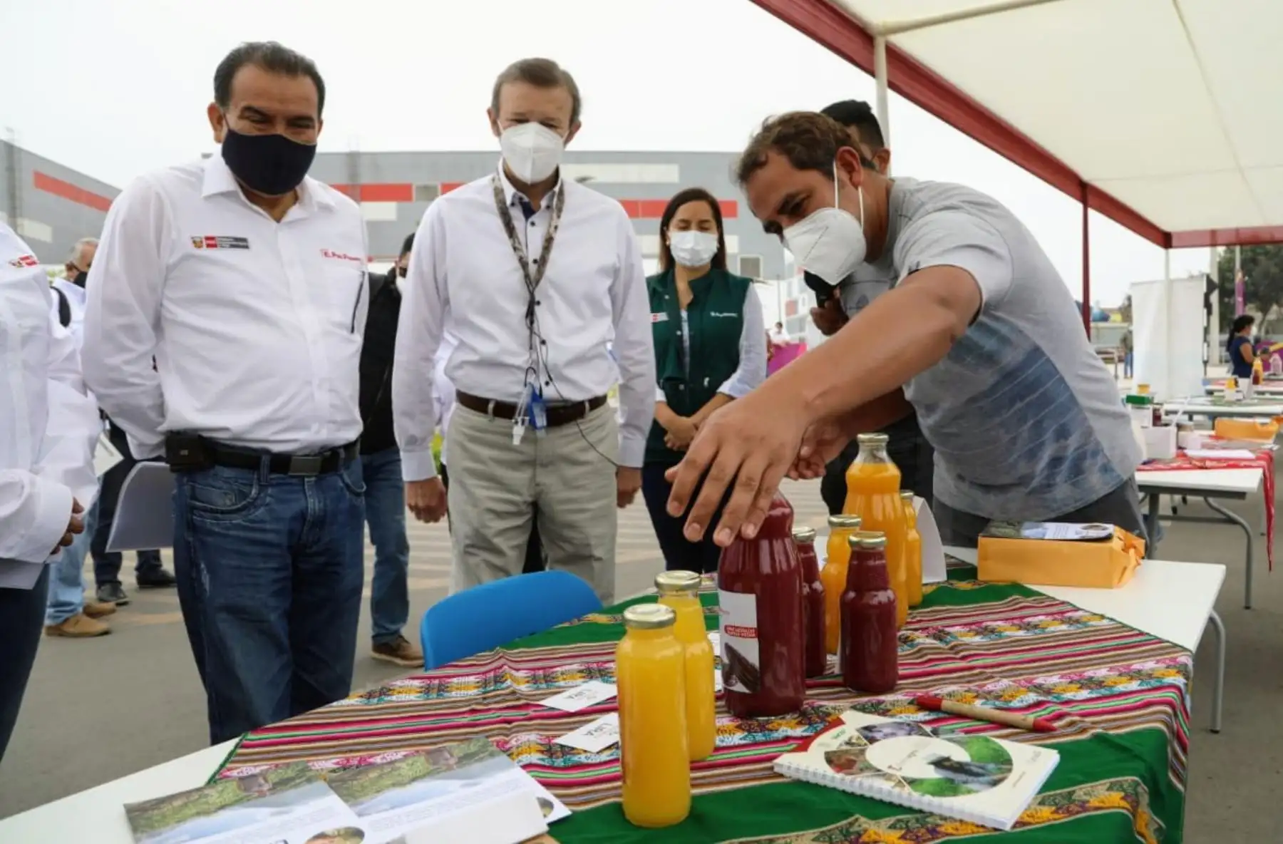 Viceministro José Muro se encuentra en el Mercado De La Chacra a la Olla en San Luis, donde da inicio a la Rueda de negocios Agroecológicos, realizada con el objetivo de facilitar el acceso directo entre el pequeño productor agropecuario y el empresario agrícola o agroexportador. Foto: ANDINA/Minagriperu