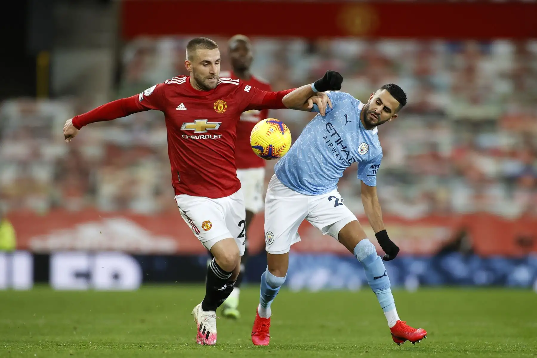 El defensor inglés del Manchester United Luke Shaw compite con el mediocampista argelino del Manchester City Riyad Mahrez durante el partido de fútbol de la Premier League. Foto: AFP
