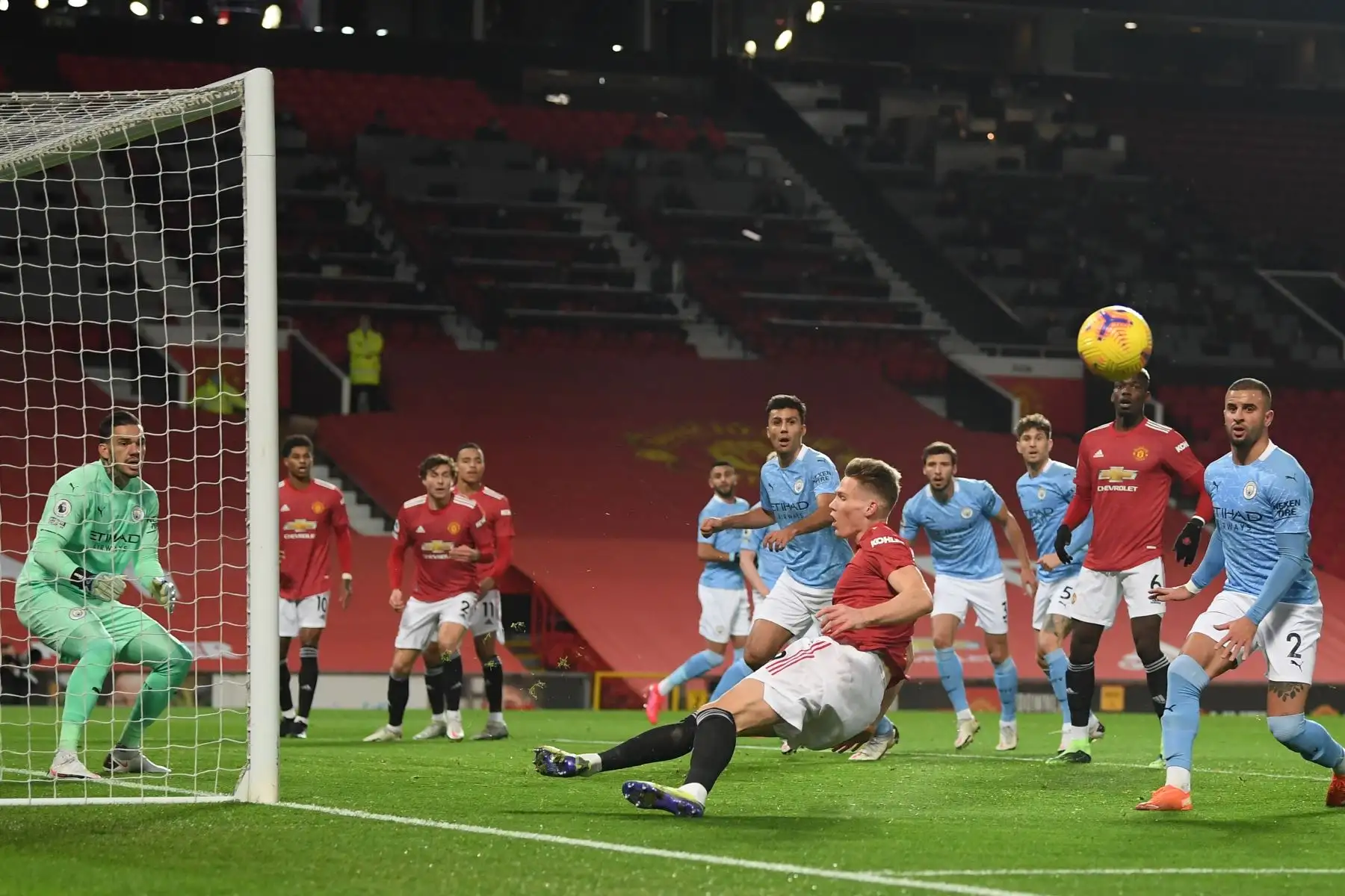Scott McTominay (C) del Manchester United pierde una oportunidad durante el partido de fútbol de la Premier League. Foto: EFE
