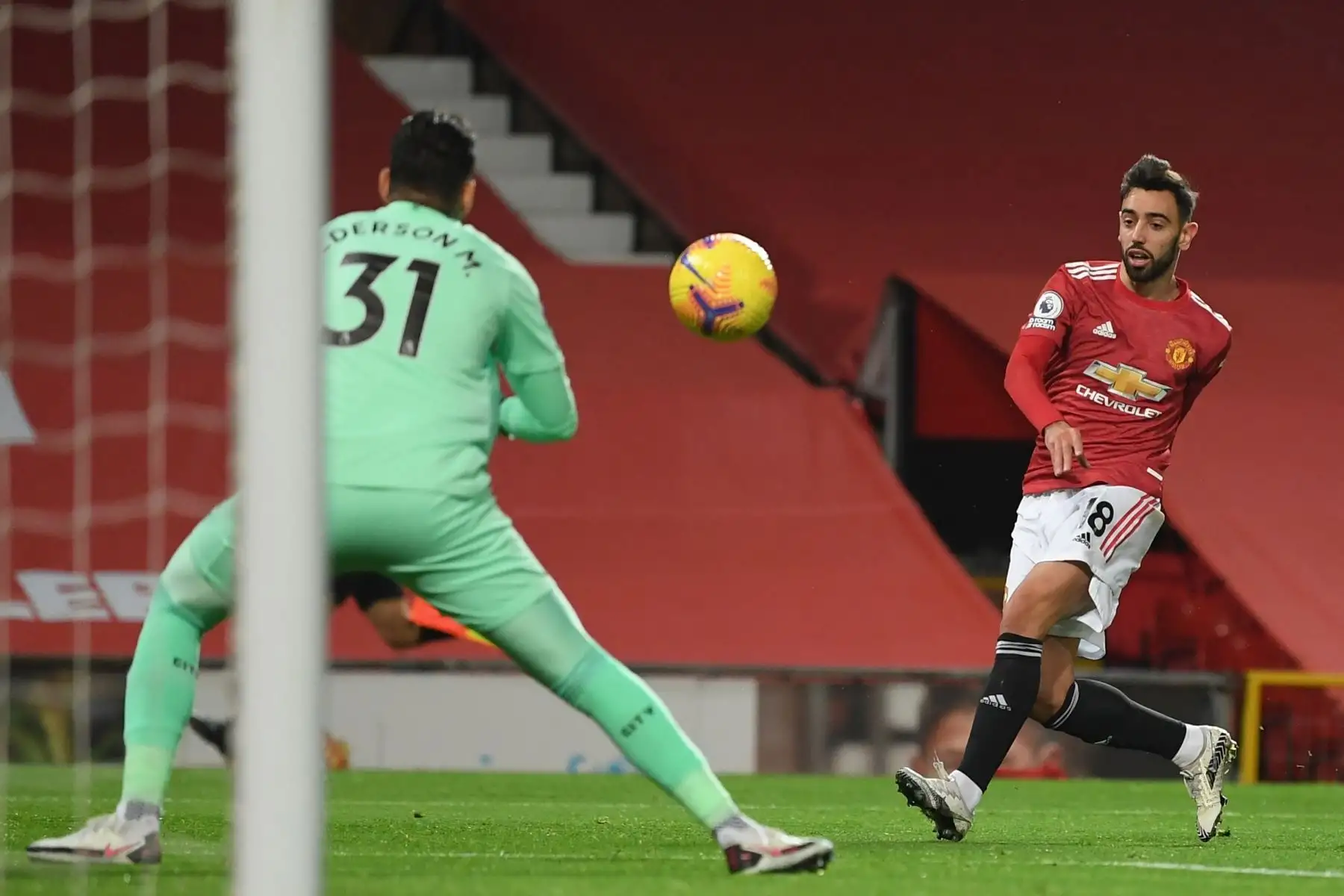 Bruno Fernandes del Manchester United en acción contra el guardameta del Manchester City Ederson durante el partido de fútbol de la Premier League. Foto: EFE