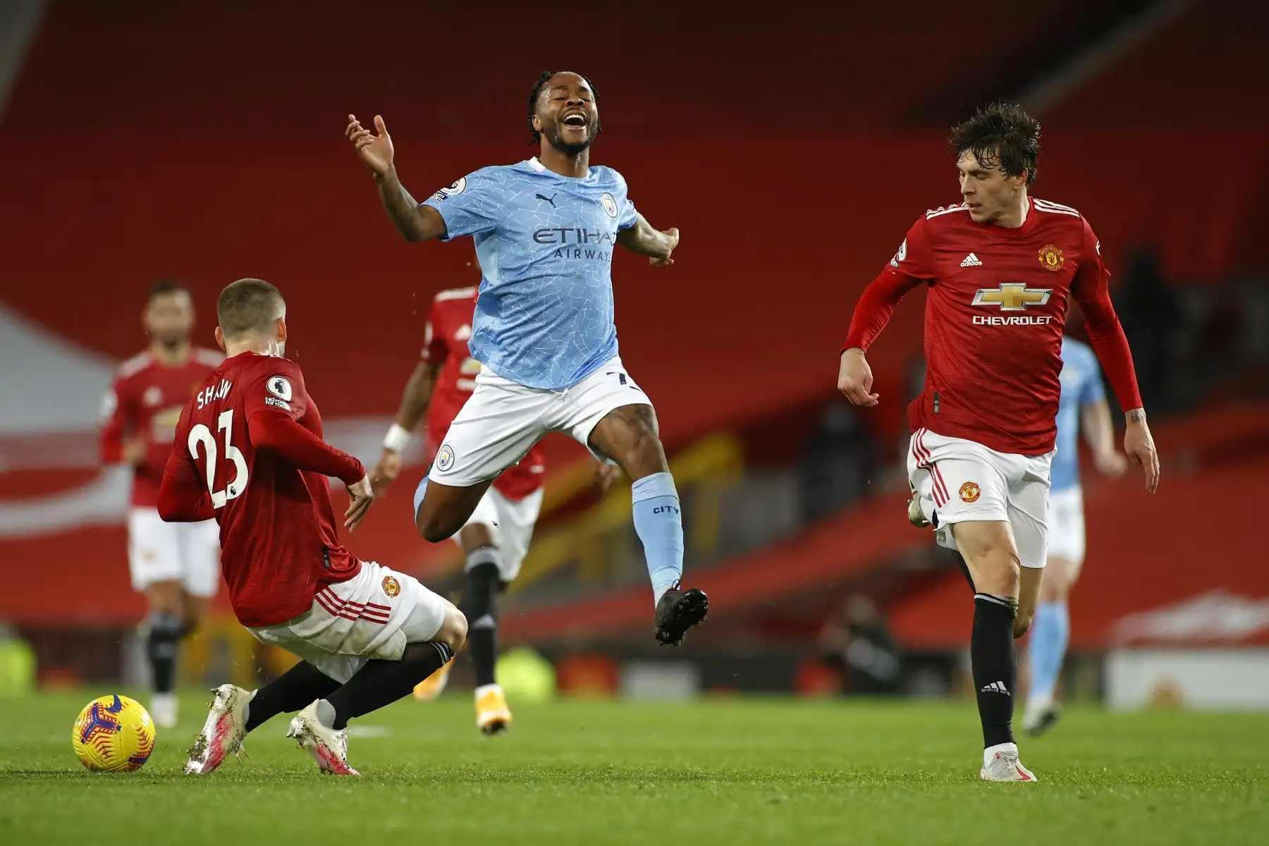 El defensa inglés del Manchester United Luke Shaw se enfrenta al centrocampista inglés del Manchester City Raheem Sterling durante el partido de fútbol de la Premier League. Foto: AFP